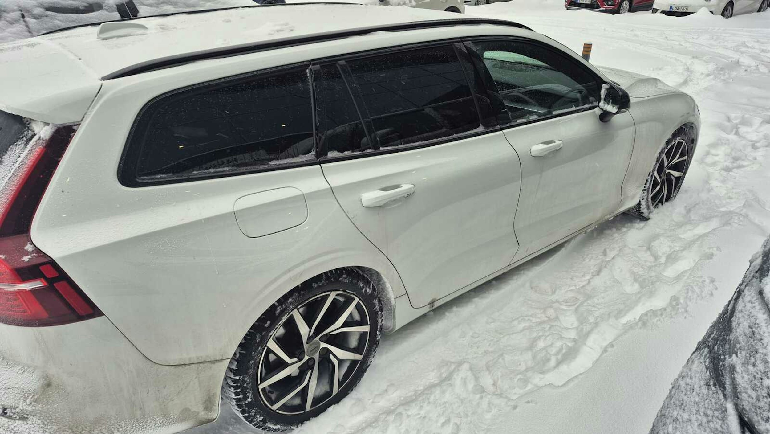 valkoinen Volvo V60 2021 kuva 3.