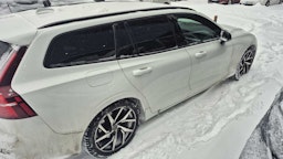 valkoinen Volvo V60 2021 kuva 3.