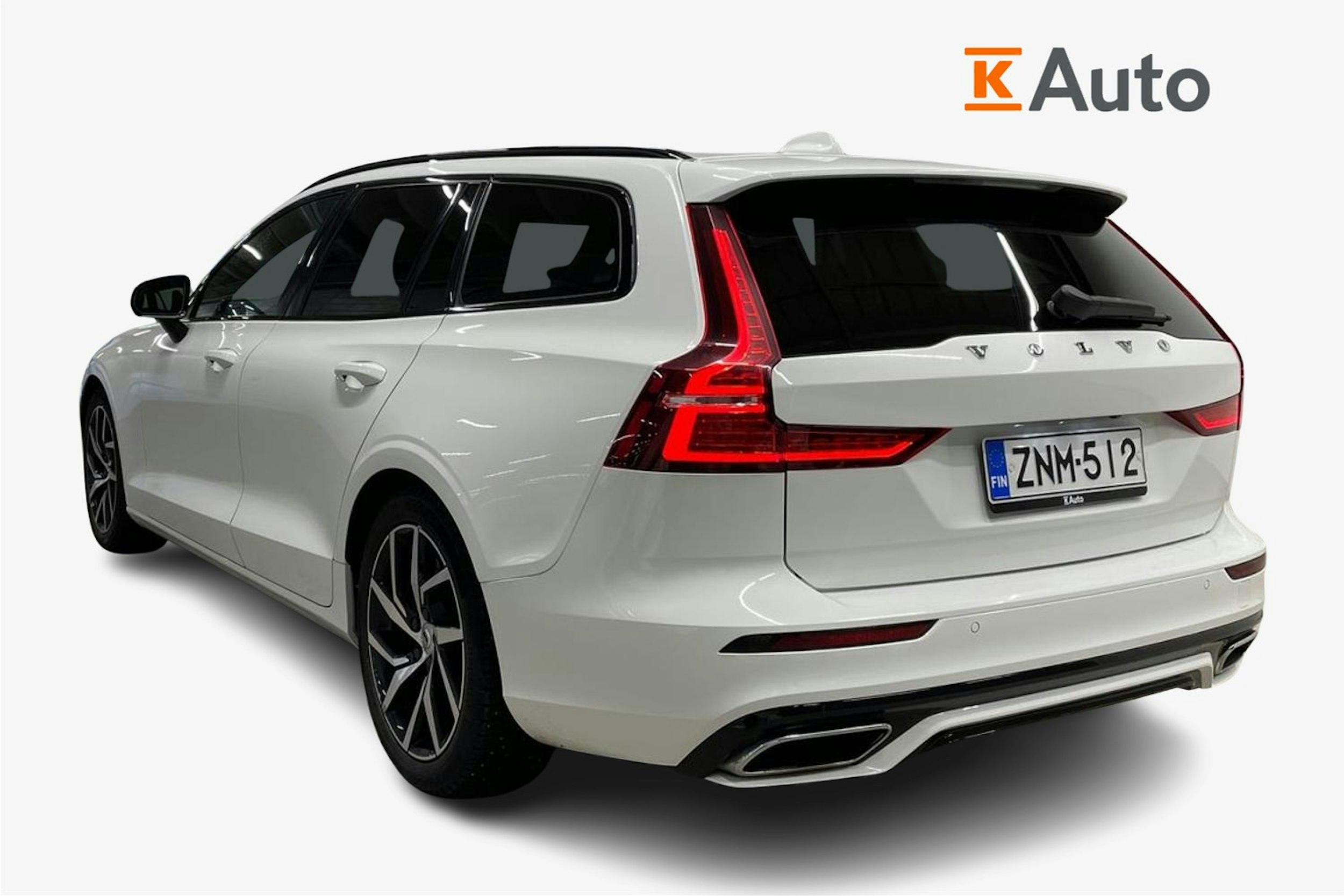 valkoinen Volvo V60 2021 kuva 4.
