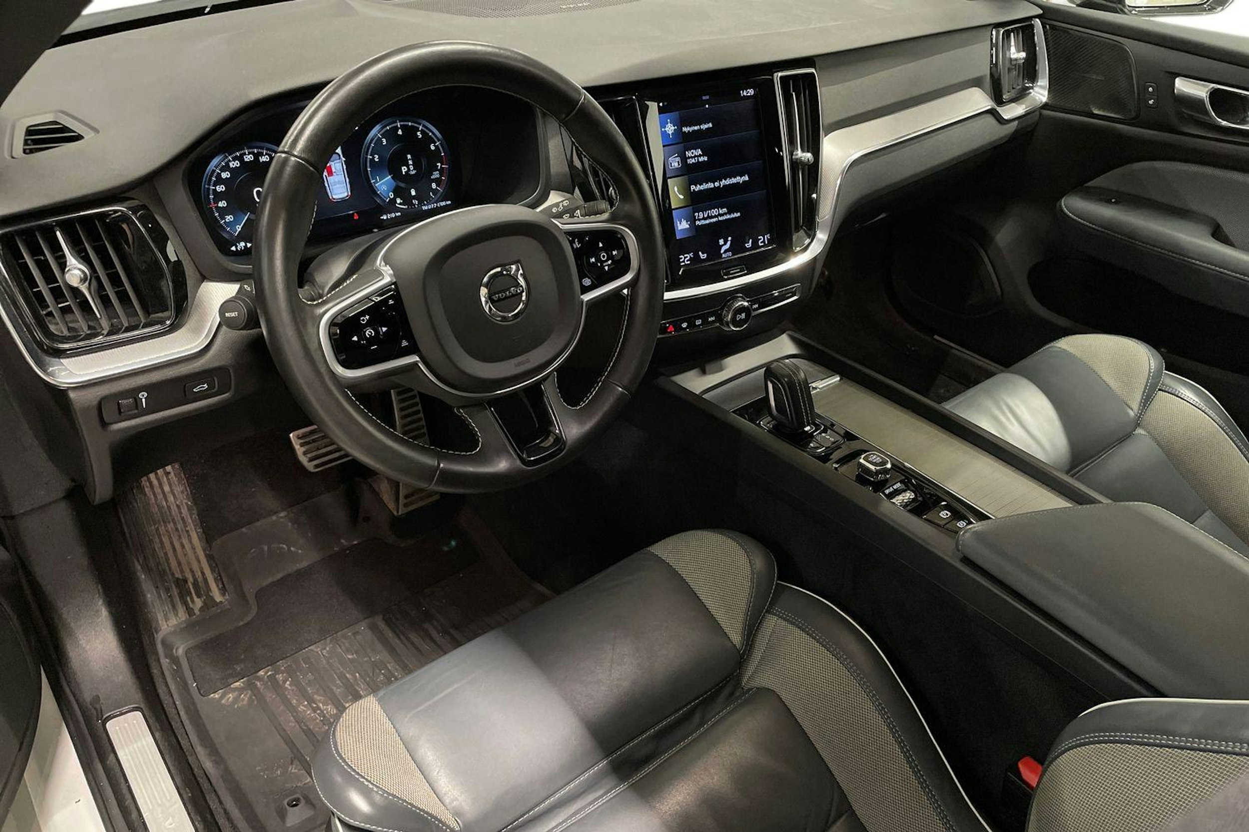 valkoinen Volvo V60 2021 kuva 10.