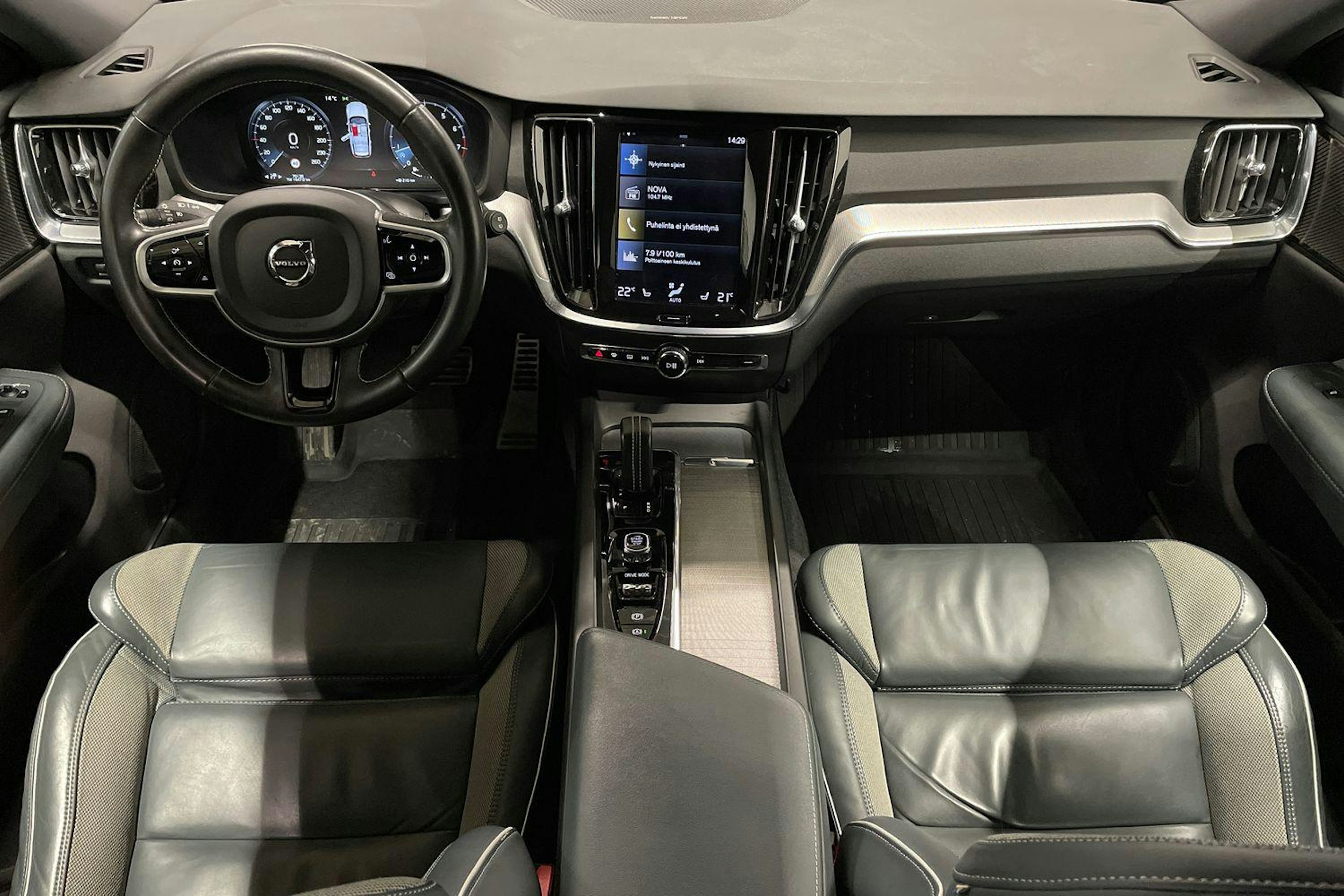 valkoinen Volvo V60 2021 kuva 12.