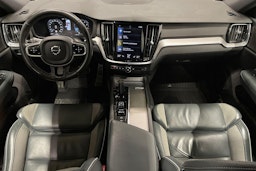 valkoinen Volvo V60 2021 kuva 12.