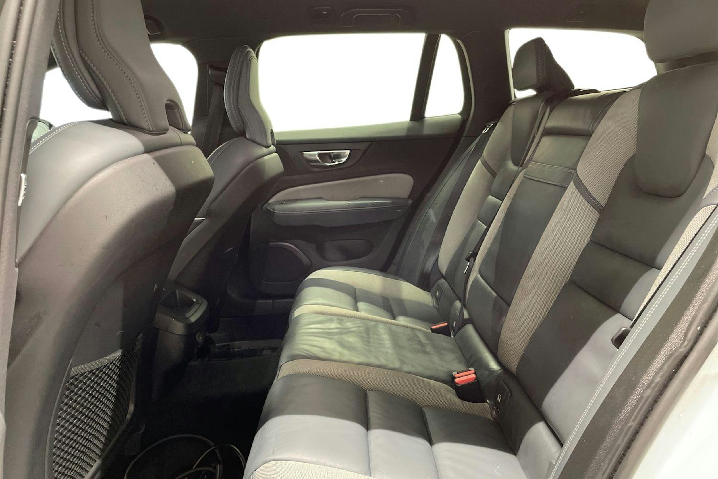 valkoinen Volvo V60 2021 kuva 13.