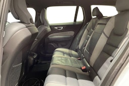 valkoinen Volvo V60 2021 kuva 13.