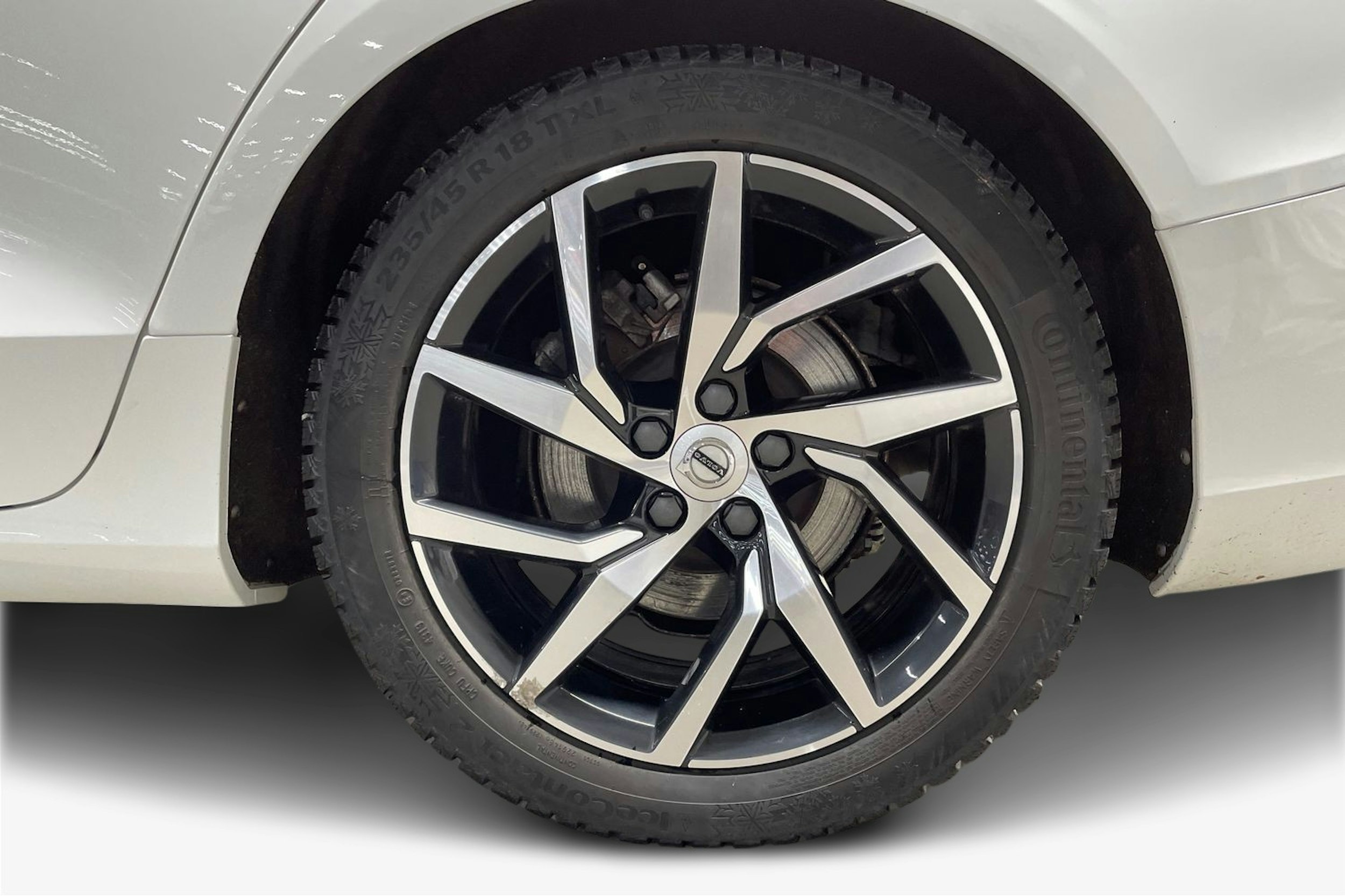 valkoinen Volvo V60 2021 kuva 14.