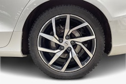 valkoinen Volvo V60 2021 kuva 14.