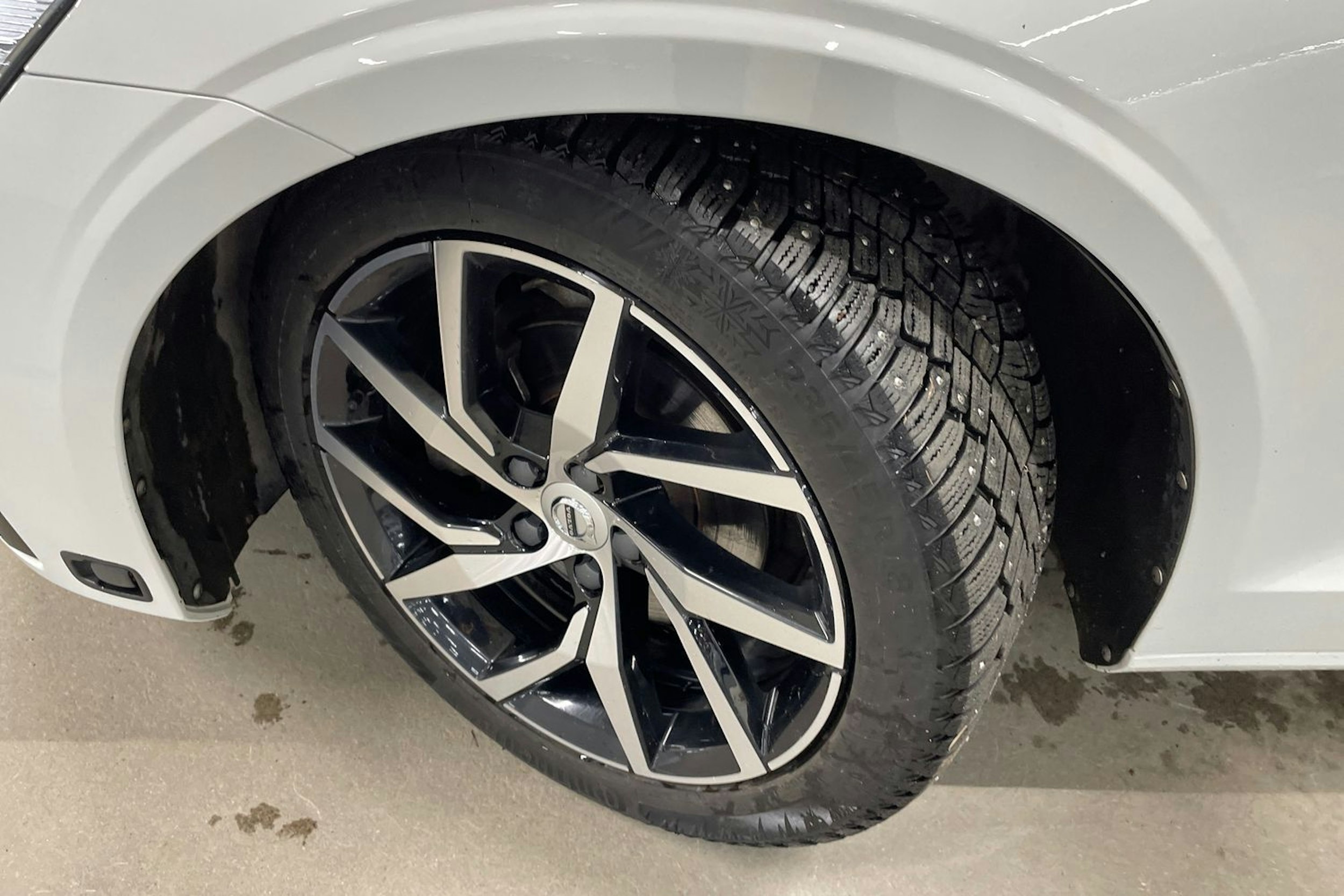 valkoinen Volvo V60 2021 kuva 16.