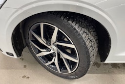 valkoinen Volvo V60 2021 kuva 16.