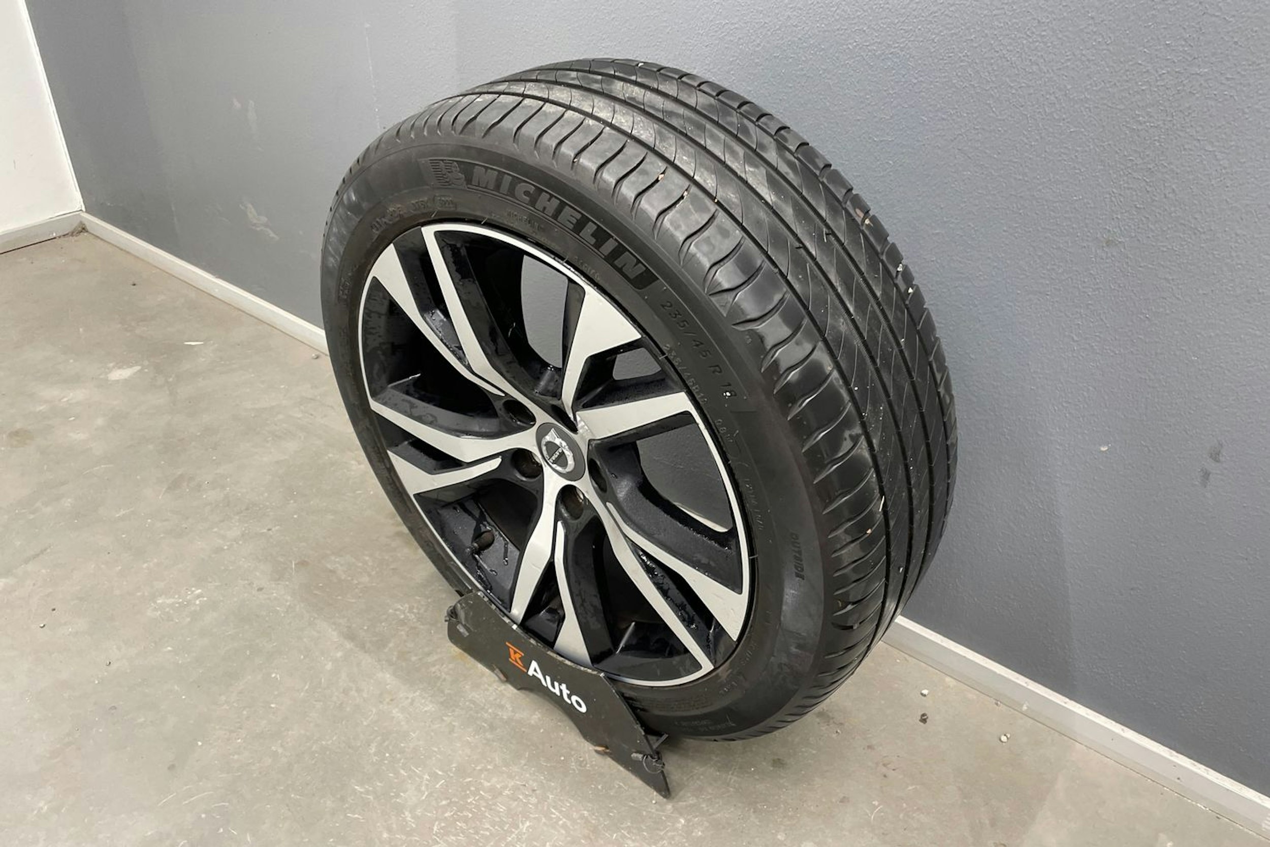 valkoinen Volvo V60 2021 kuva 17.