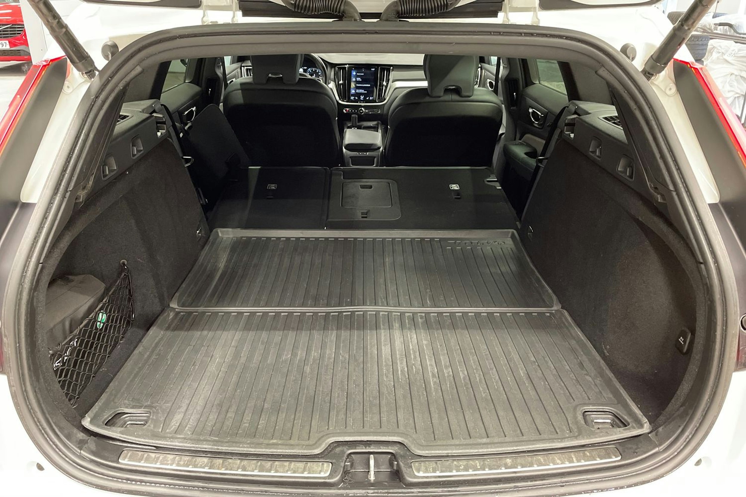 valkoinen Volvo V60 2021 kuva 18.