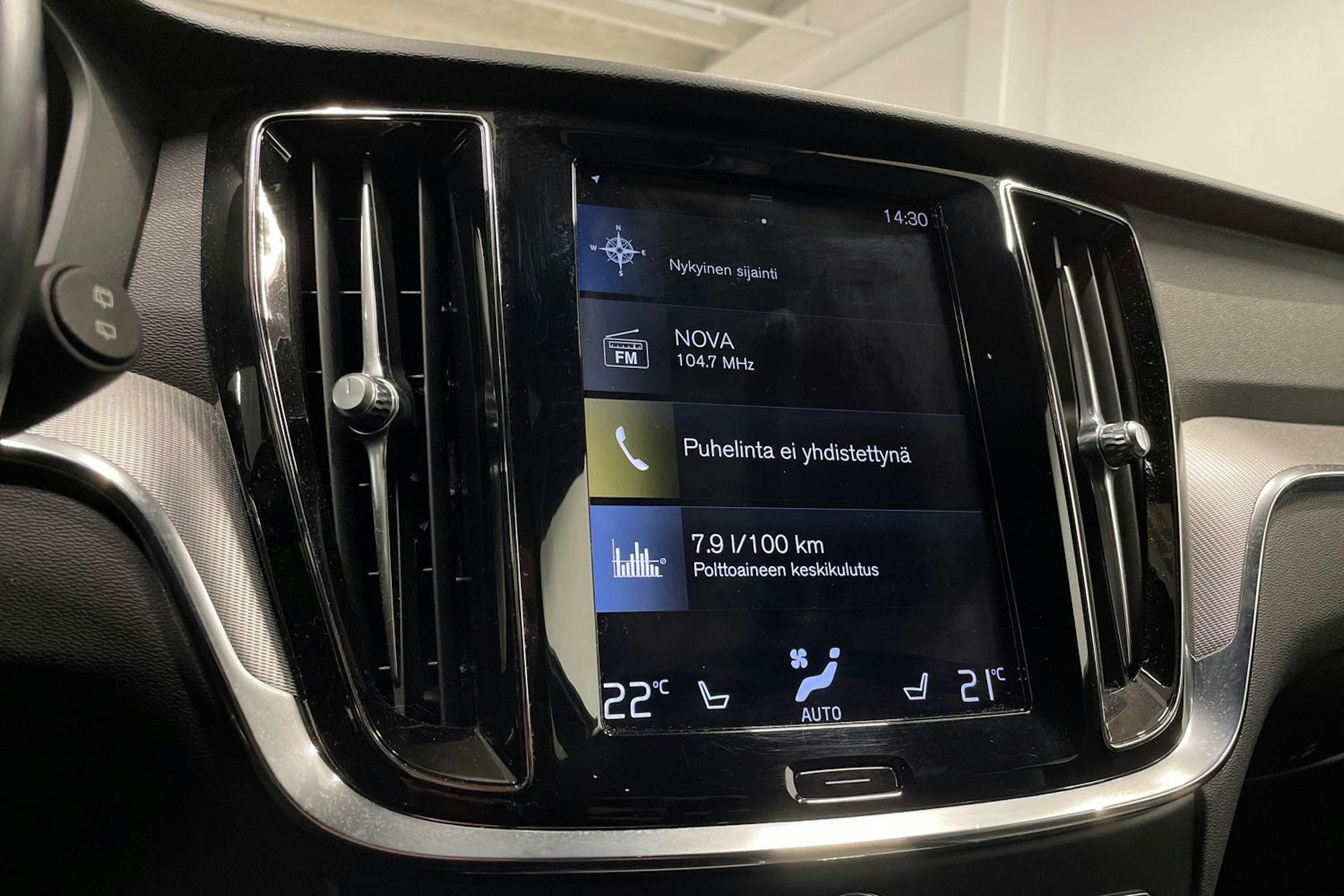 valkoinen Volvo V60 2021 kuva 20.