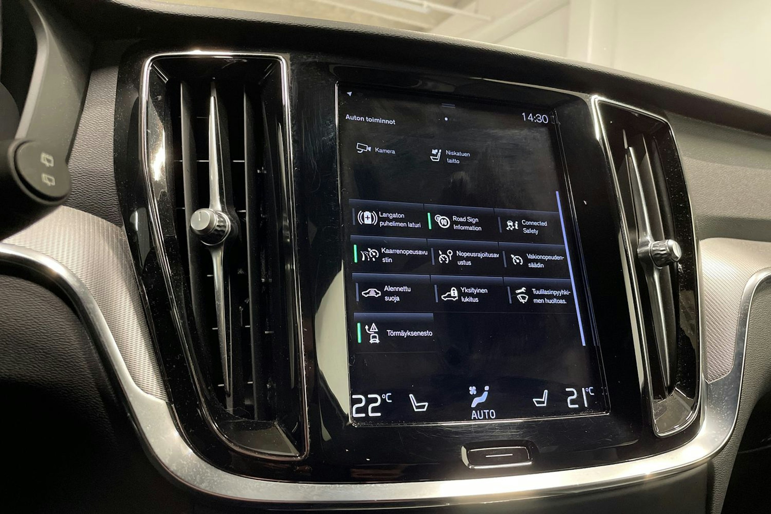 valkoinen Volvo V60 2021 kuva 24.