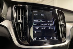 valkoinen Volvo V60 2021 kuva 24.