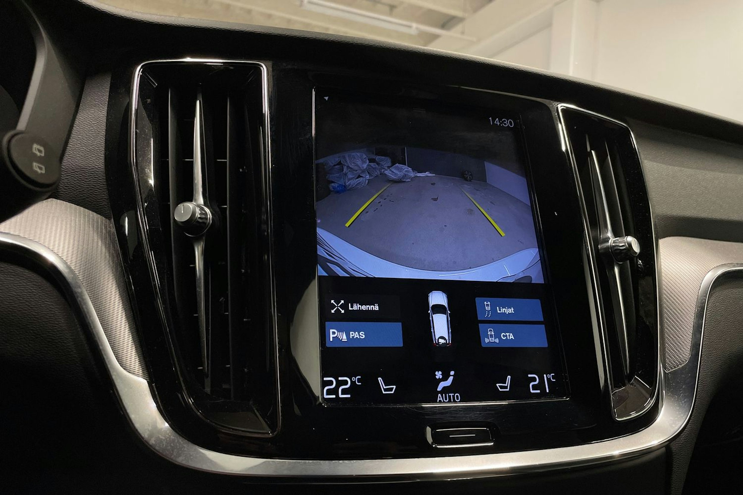 valkoinen Volvo V60 2021 kuva 25.