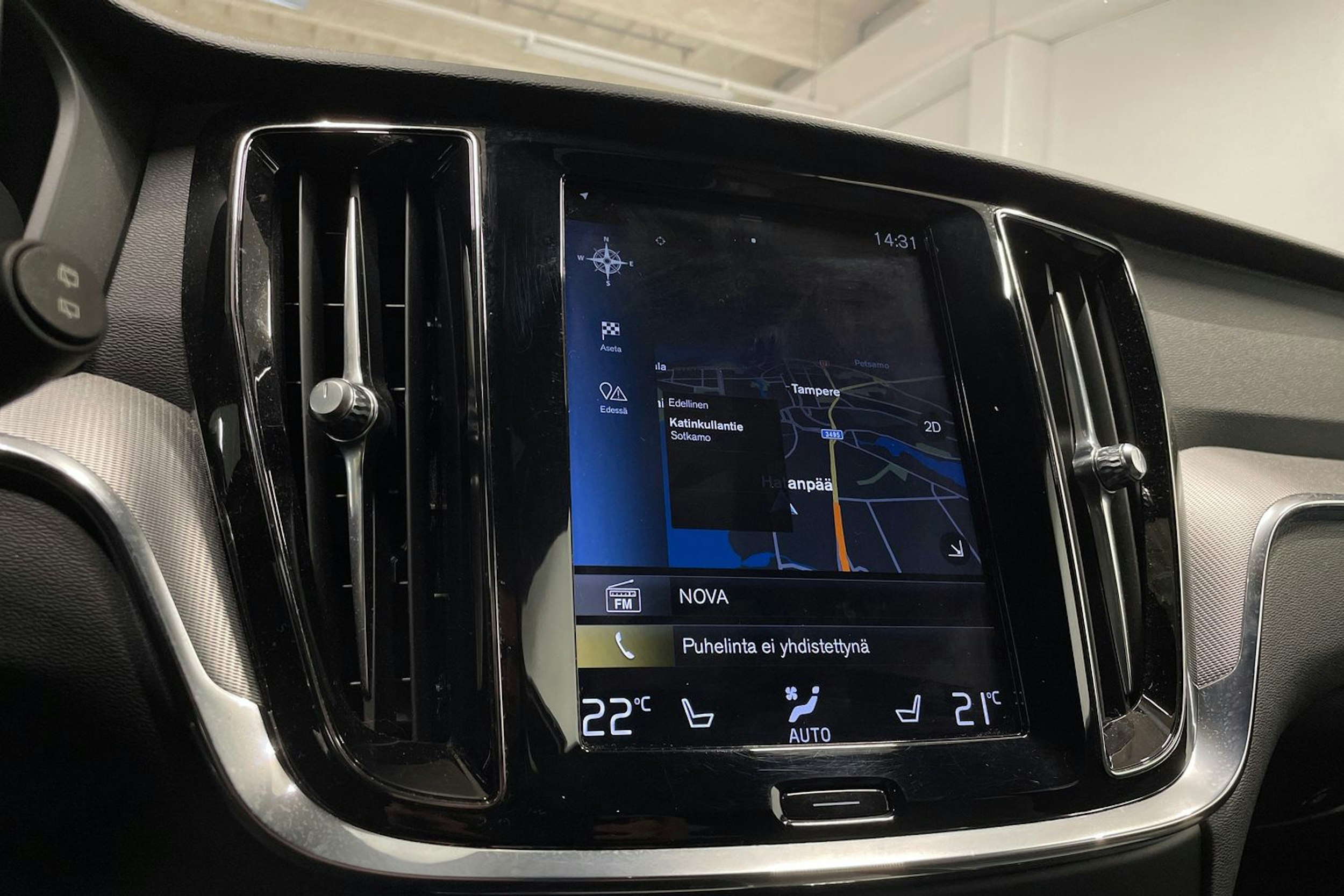 valkoinen Volvo V60 2021 kuva 26.