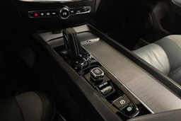 valkoinen Volvo V60 2021 kuva 27.