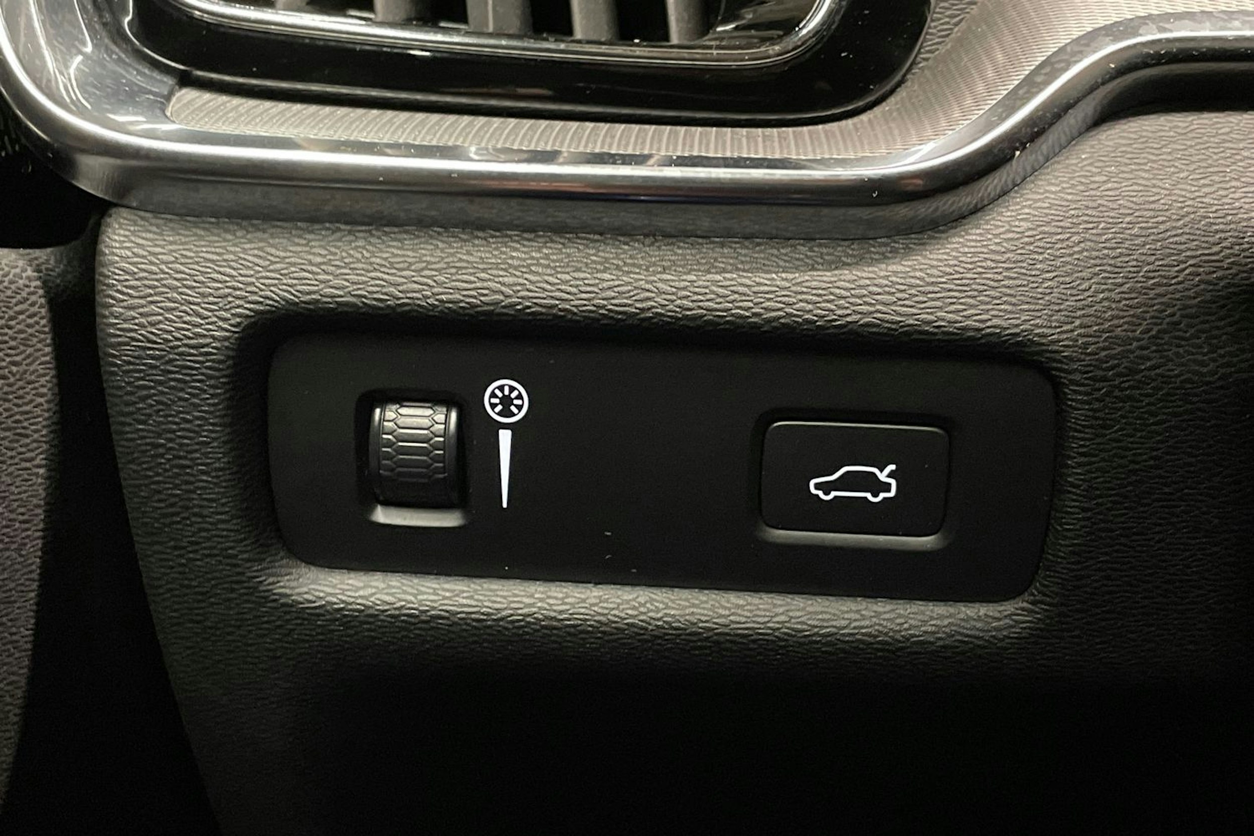 valkoinen Volvo V60 2021 kuva 28.