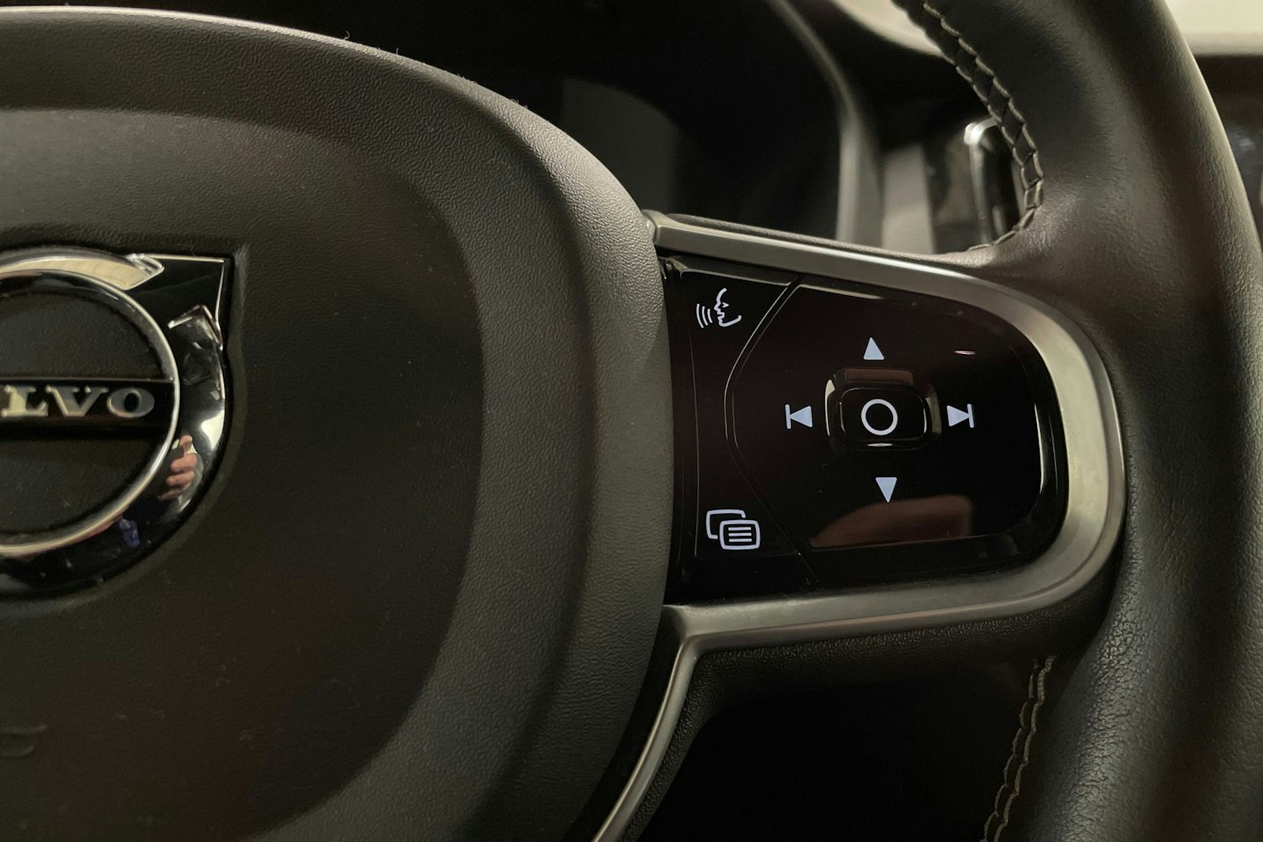 valkoinen Volvo V60 2021 kuva 30.