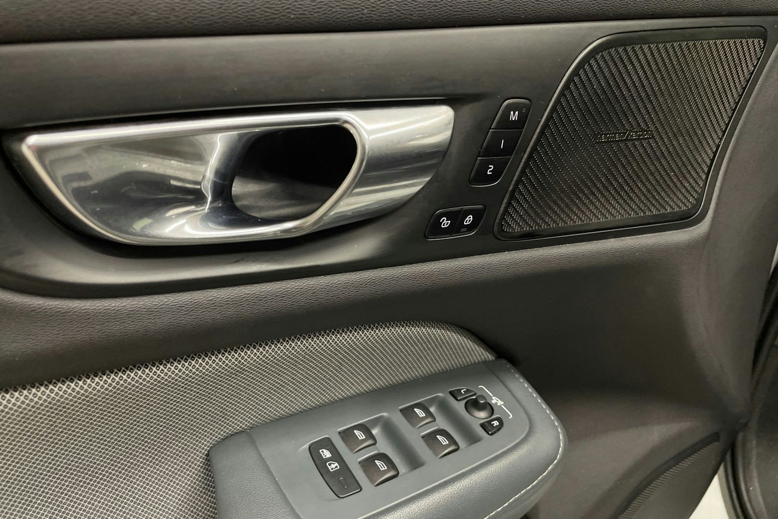 valkoinen Volvo V60 2021 kuva 31.