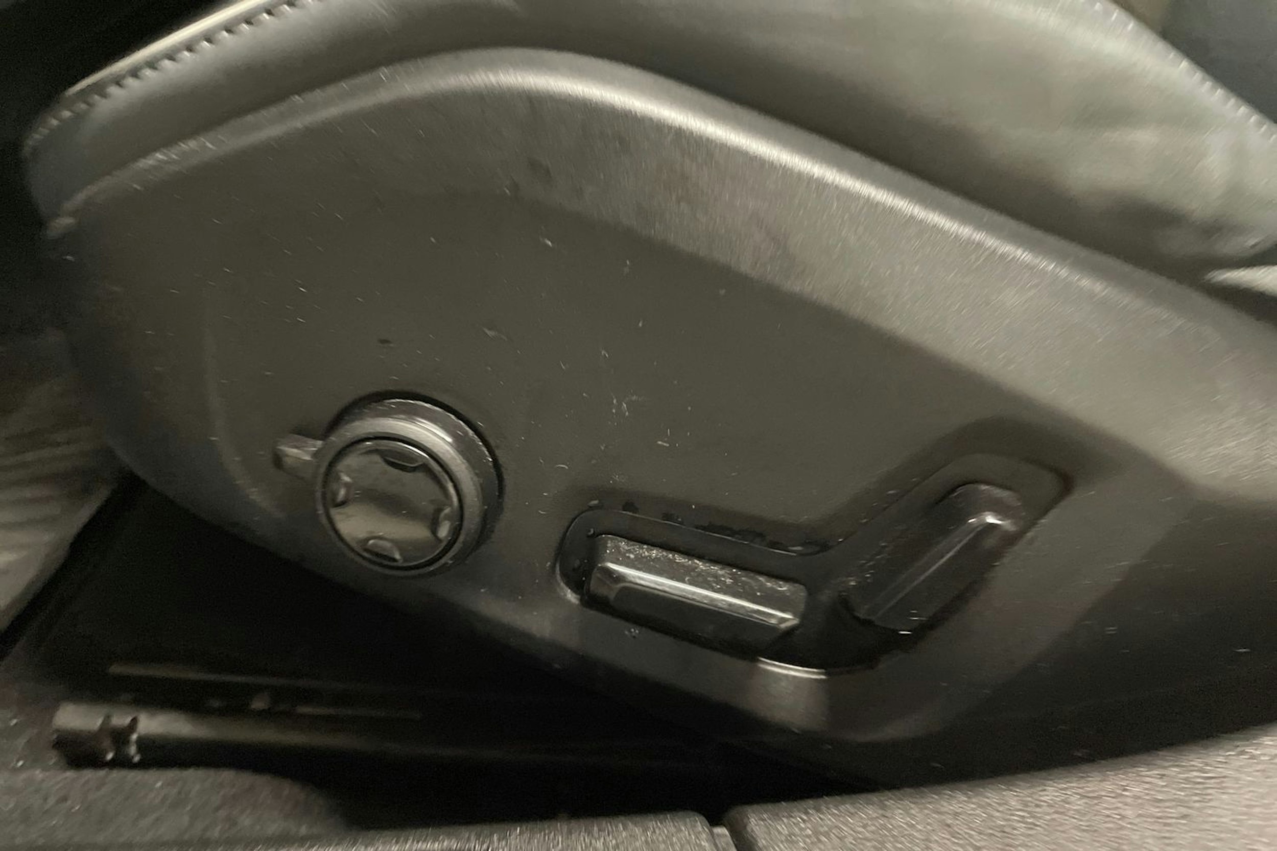 valkoinen Volvo V60 2021 kuva 32.