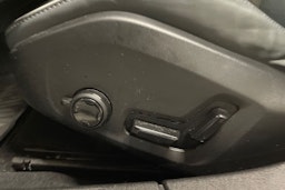 valkoinen Volvo V60 2021 kuva 32.