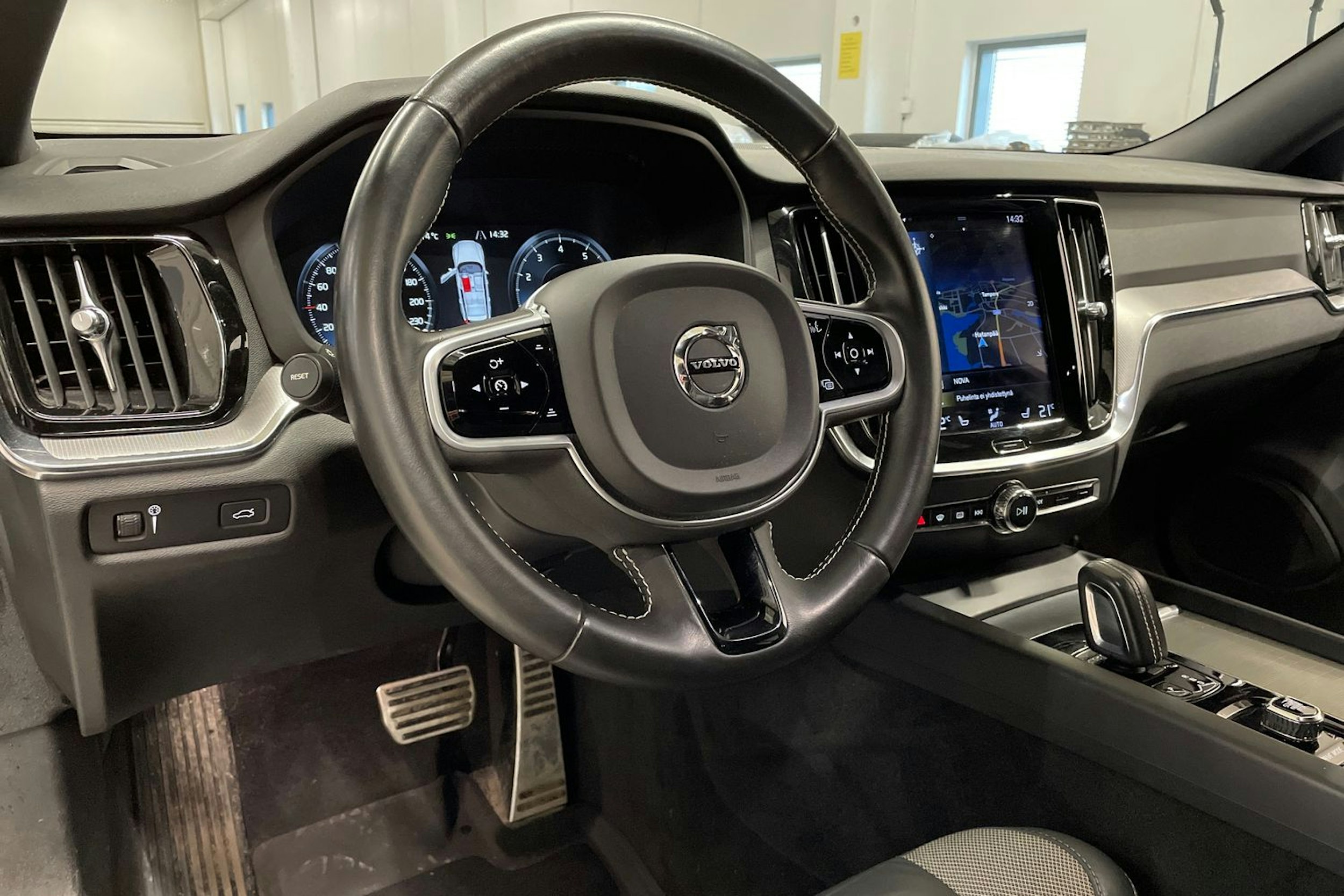 valkoinen Volvo V60 2021 kuva 33.