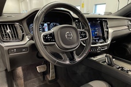 valkoinen Volvo V60 2021 kuva 33.