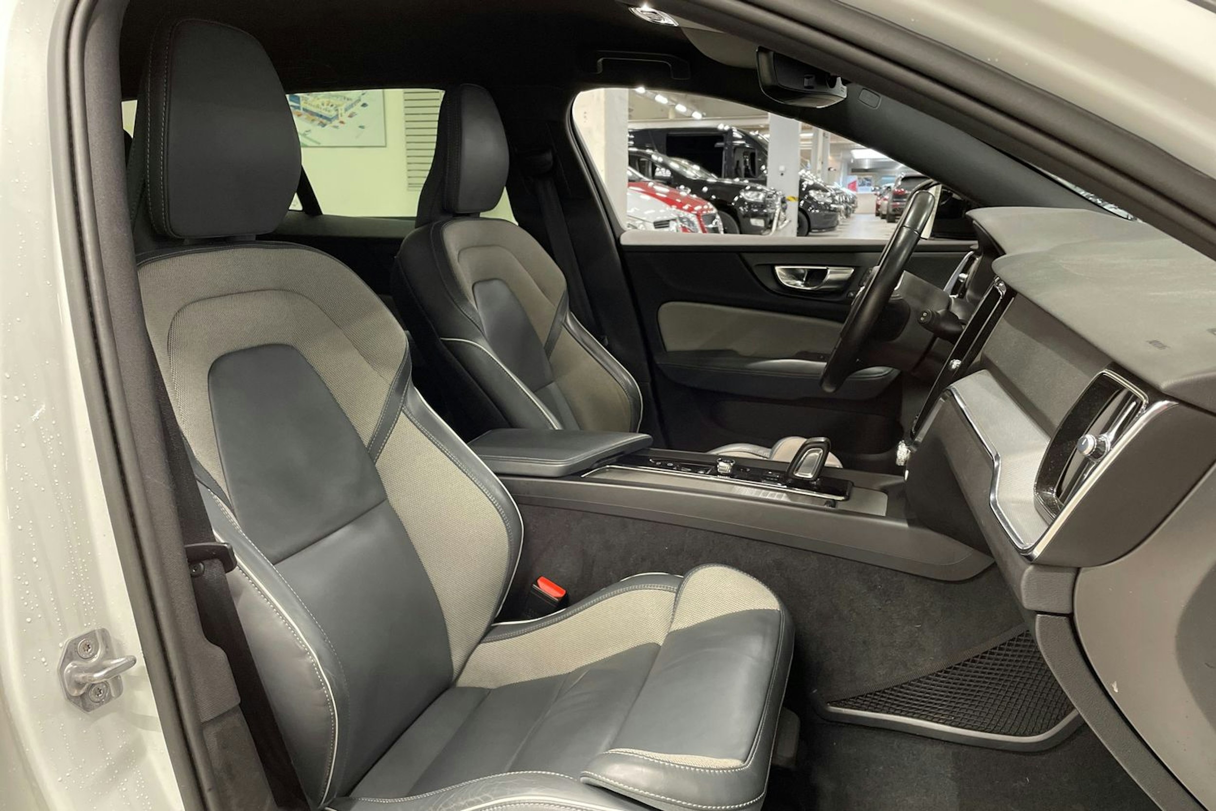 valkoinen Volvo V60 2021 kuva 34.