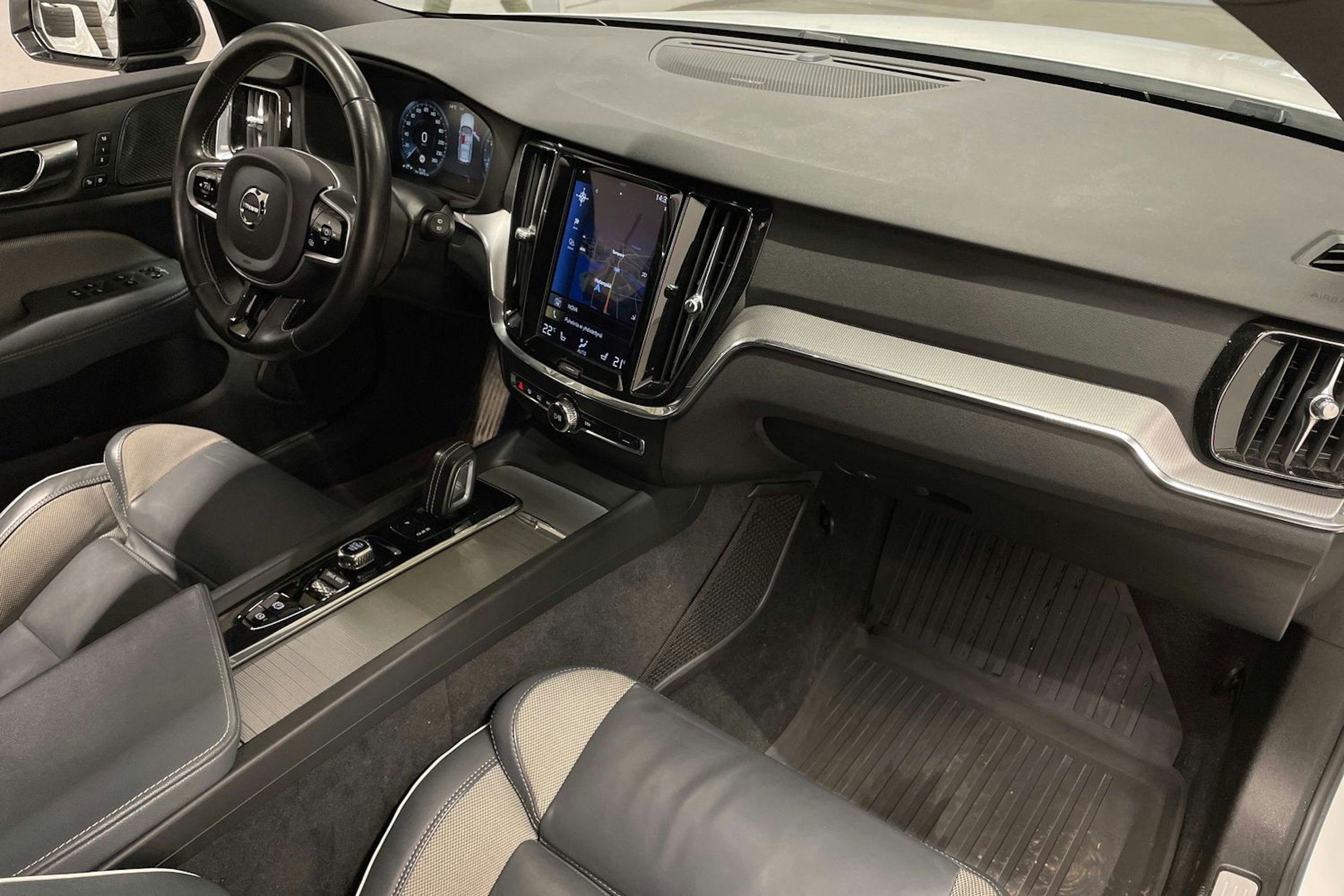 valkoinen Volvo V60 2021 kuva 35.