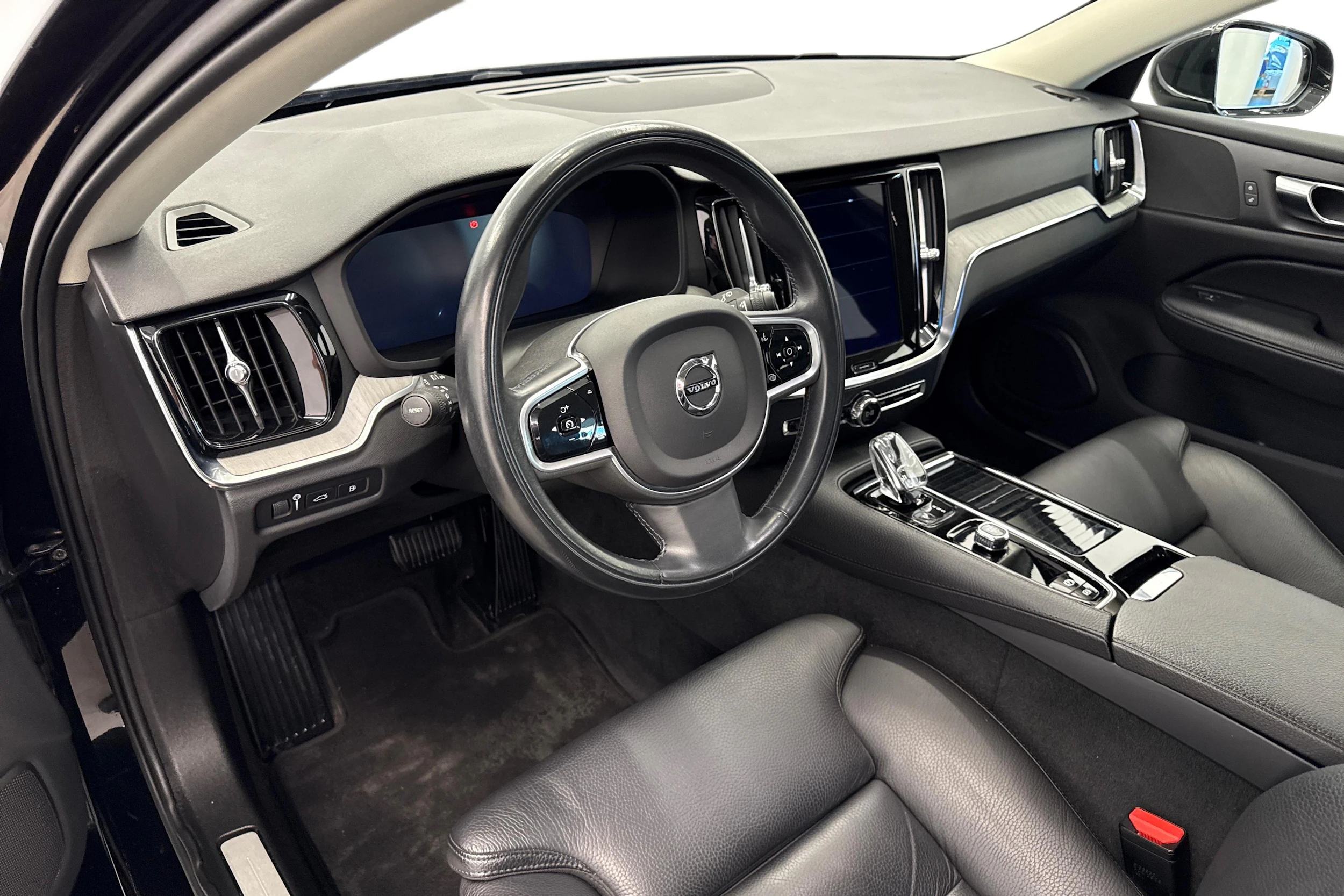 musta Volvo V60 2022 kuva 6.