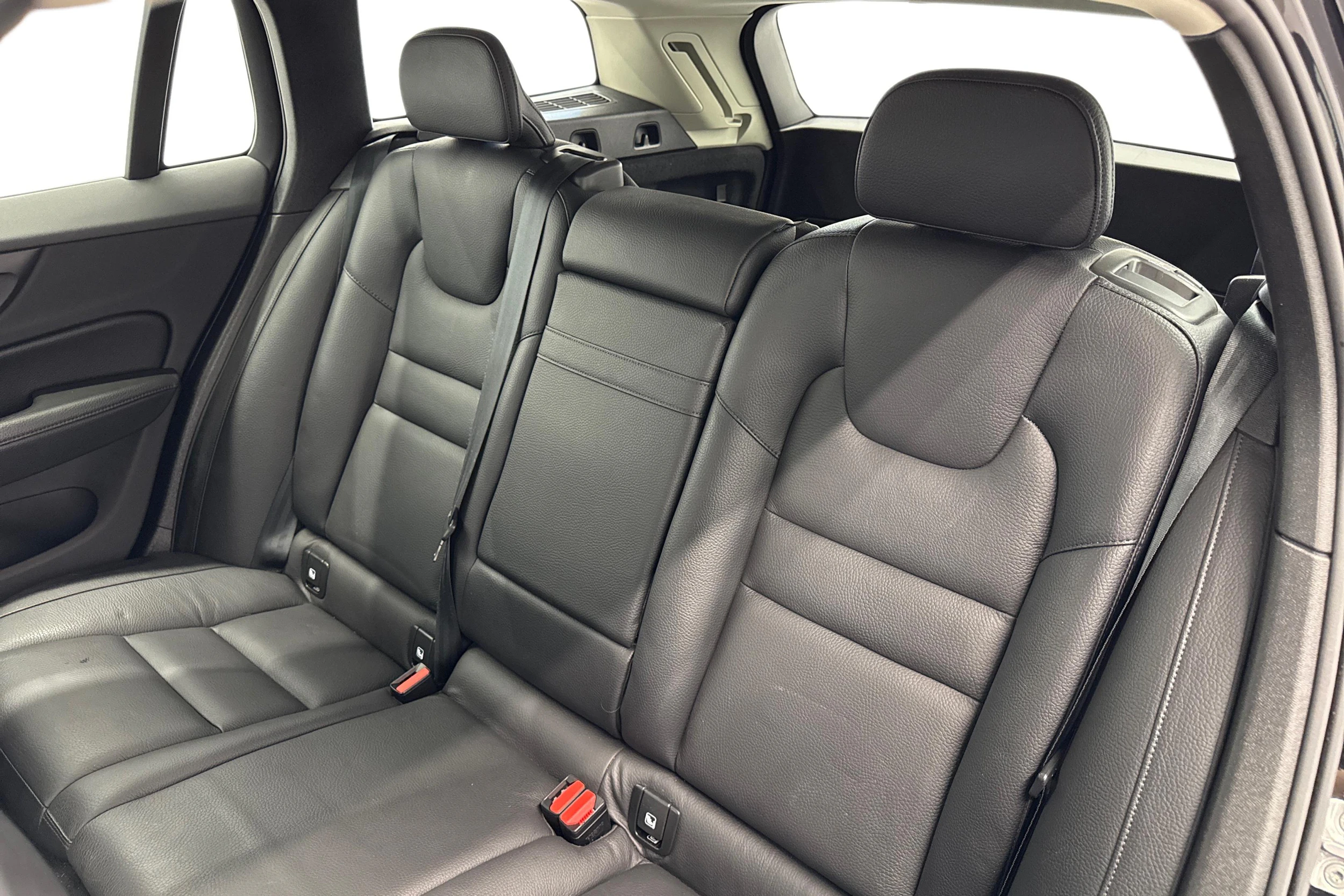 musta Volvo V60 2022 kuva 8.