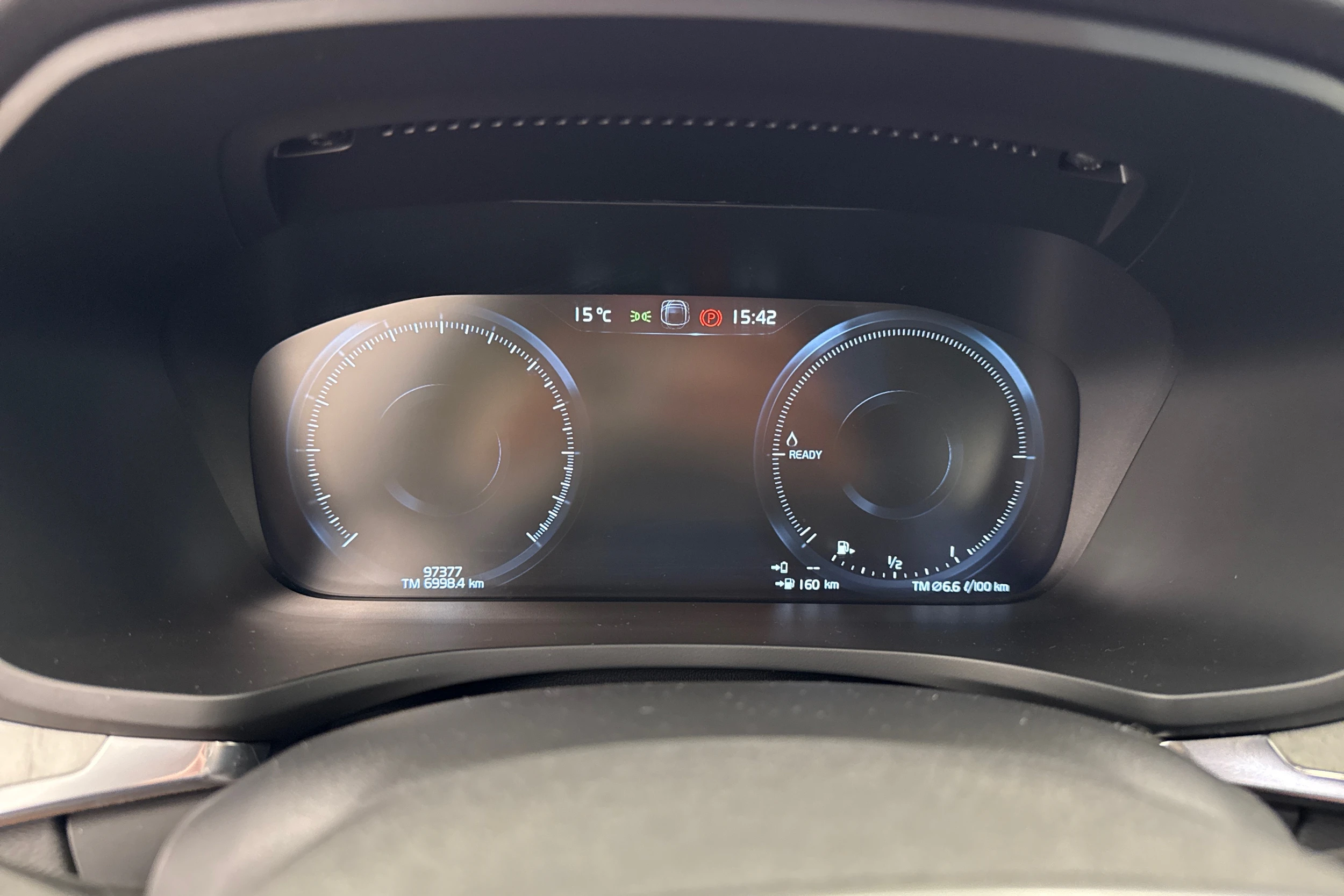musta Volvo V60 2022 kuva 11.