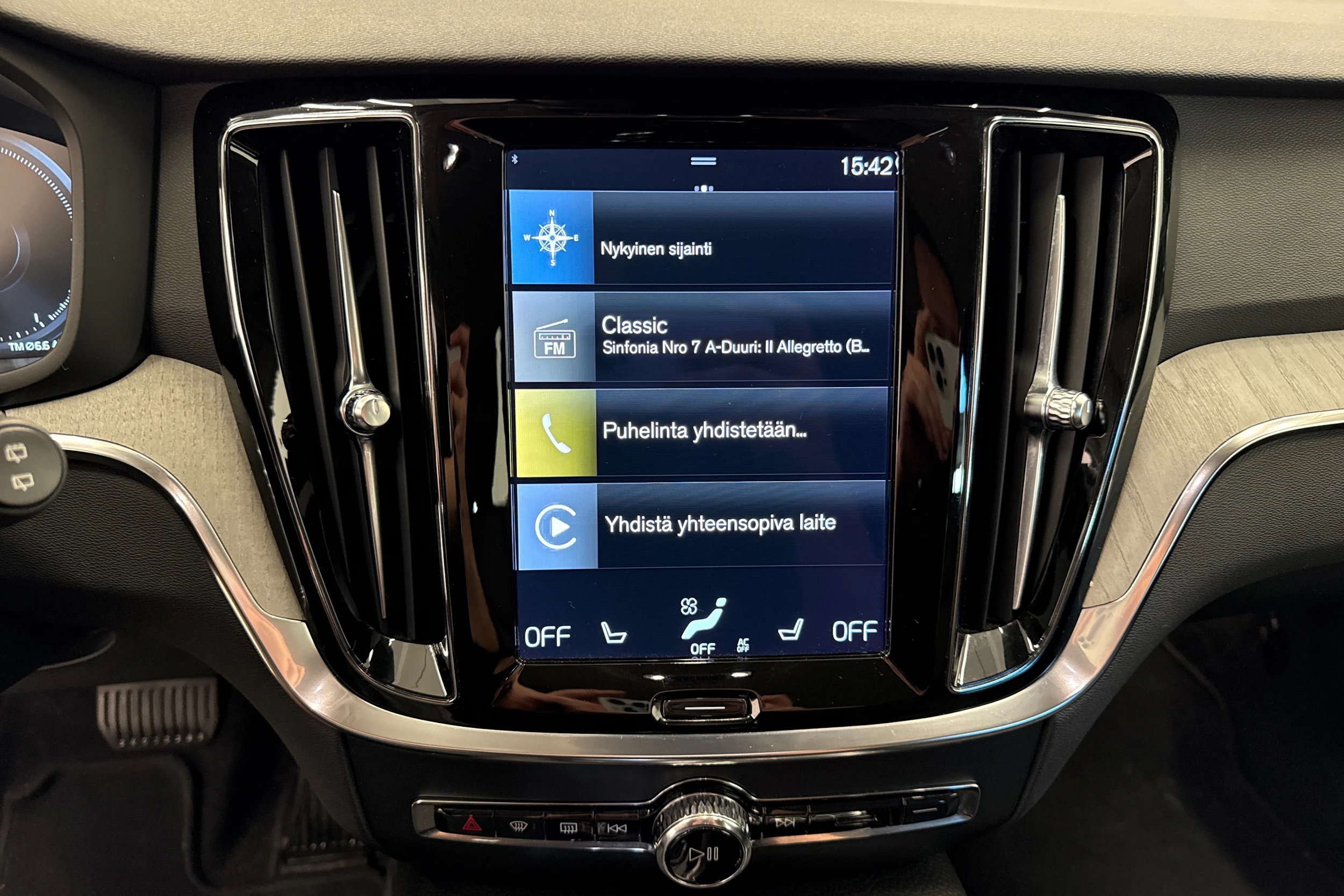 musta Volvo V60 2022 kuva 12.