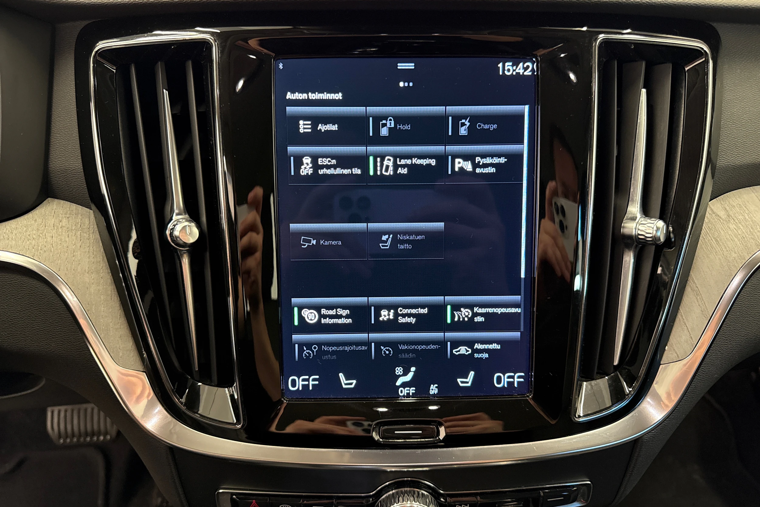 musta Volvo V60 2022 kuva 15.