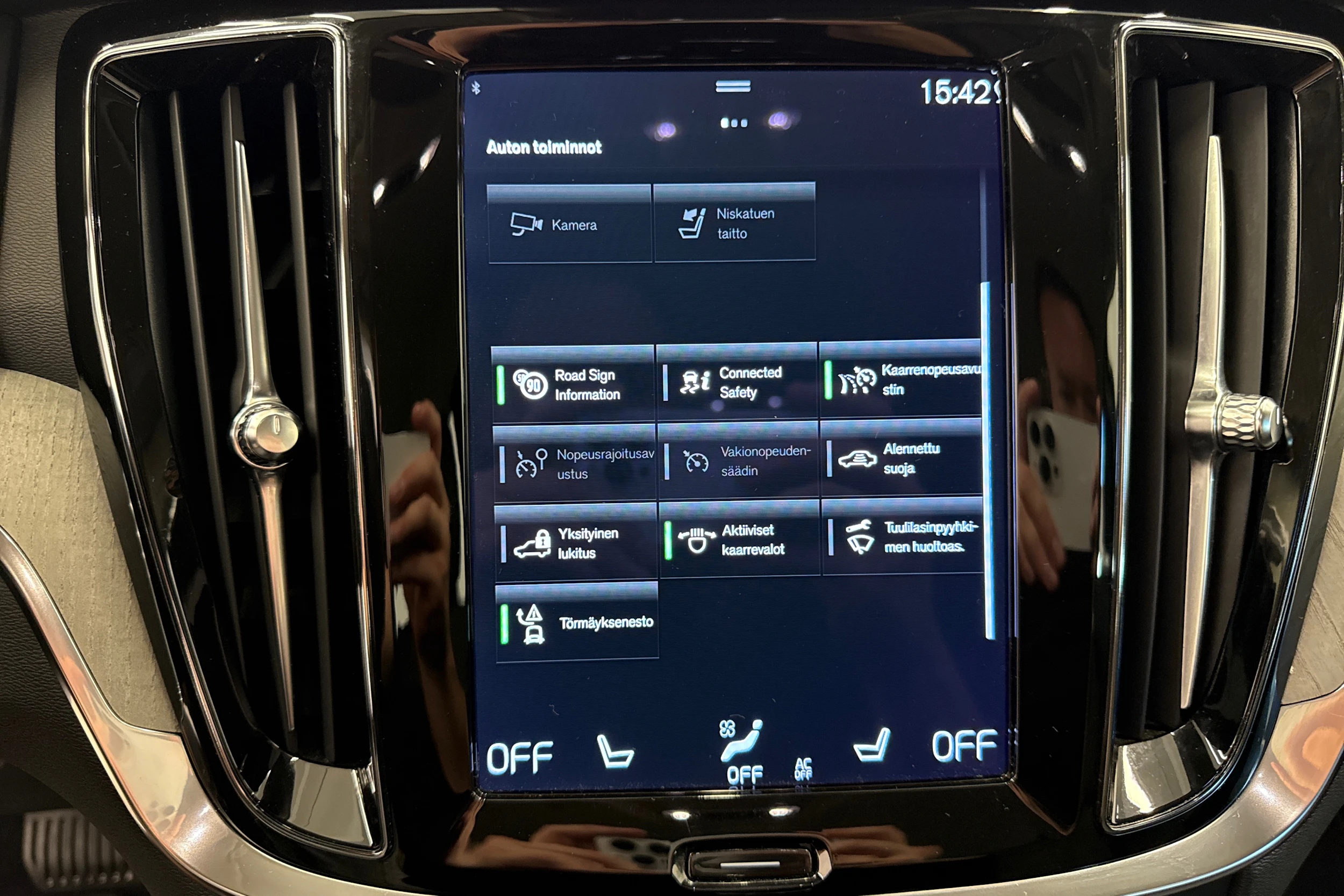 musta Volvo V60 2022 kuva 16.