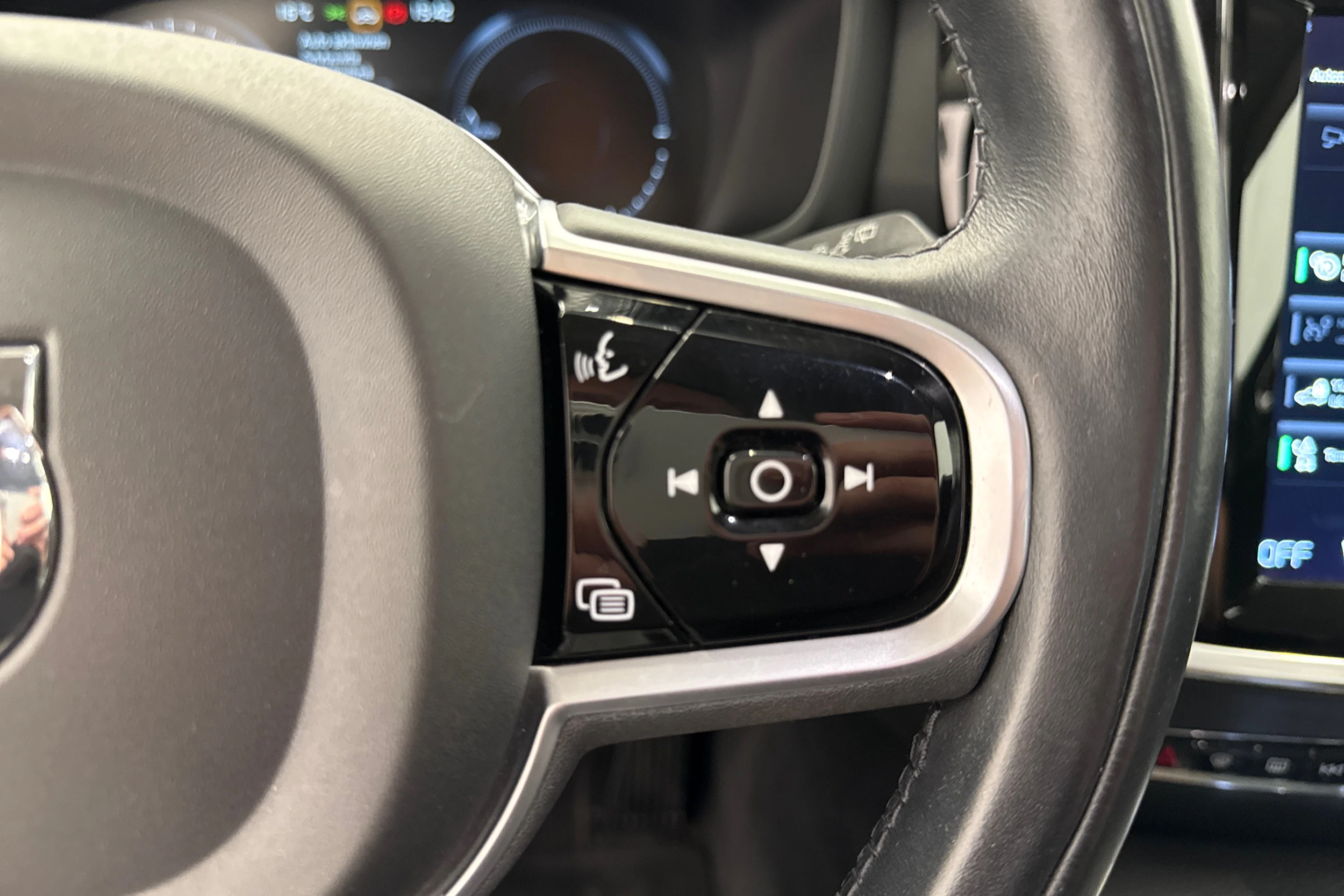 musta Volvo V60 2022 kuva 17.