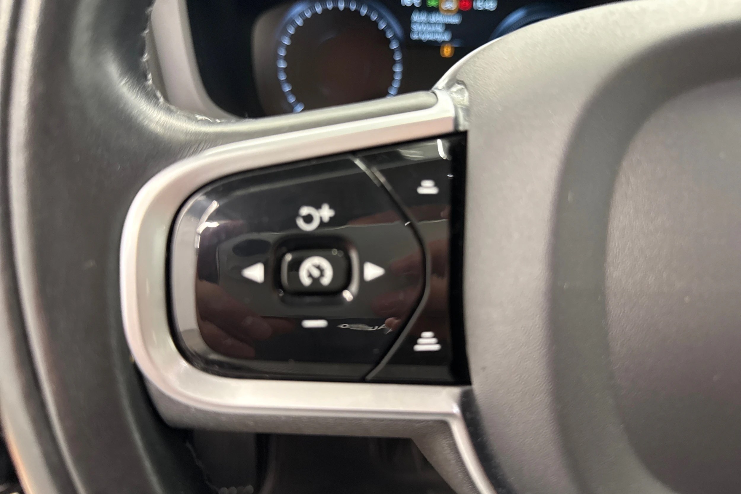 musta Volvo V60 2022 kuva 18.