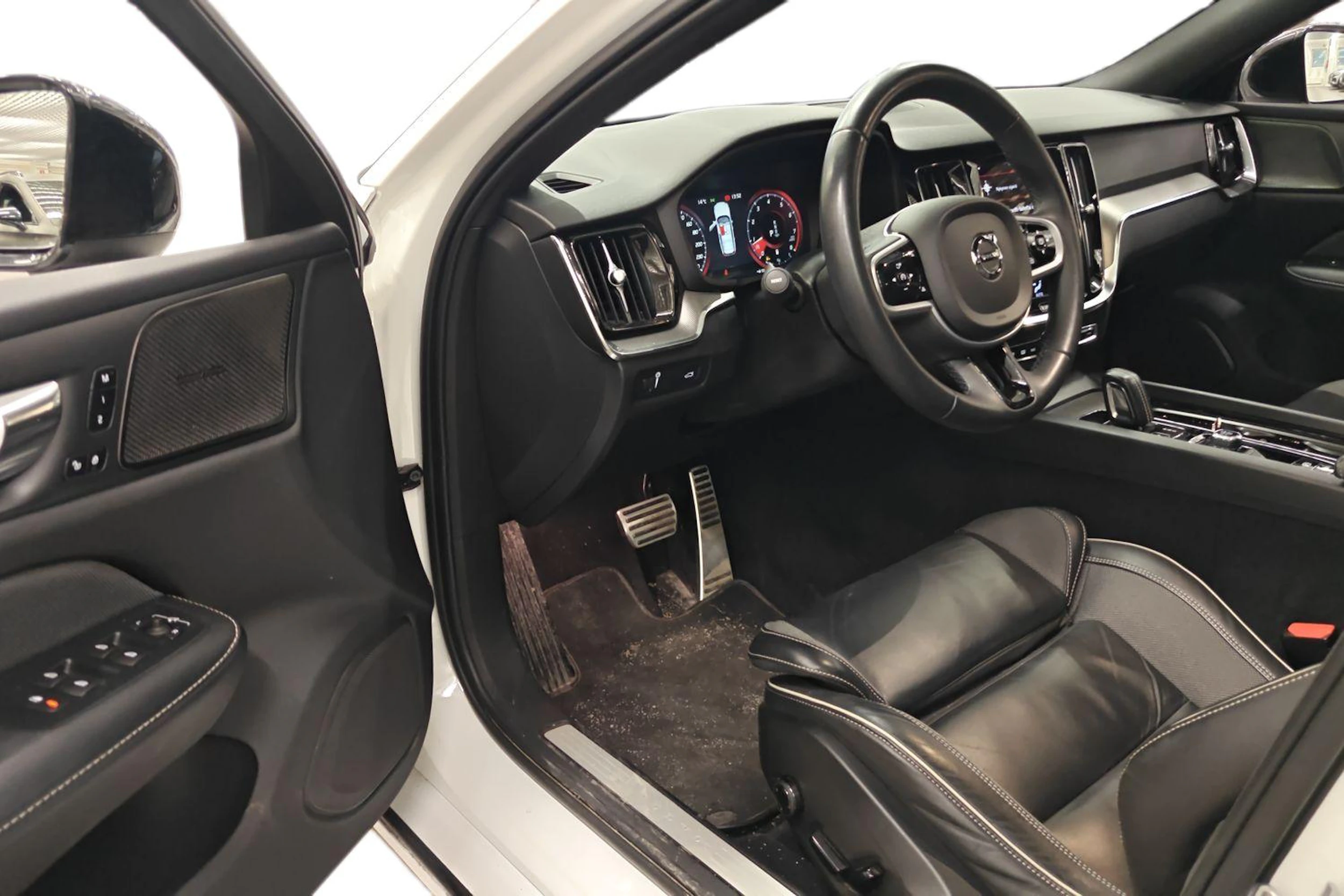 valkoinen Volvo V60 2022 kuva 3.