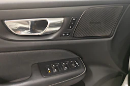 valkoinen Volvo V60 2022 kuva 4.