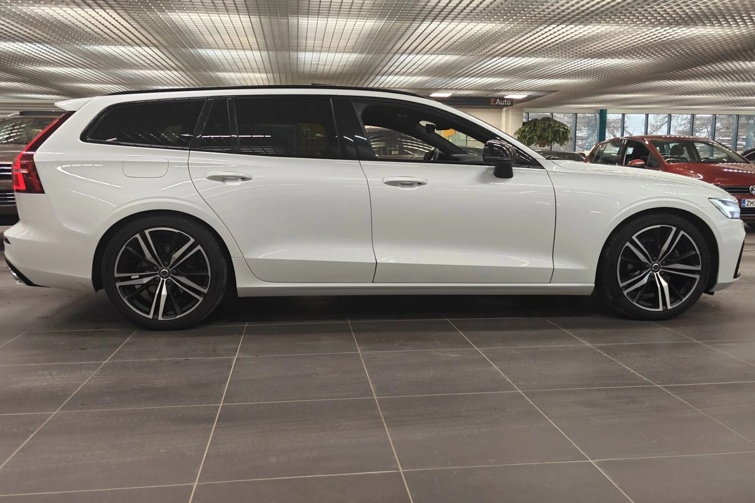 valkoinen Volvo V60 2022 kuva 7.