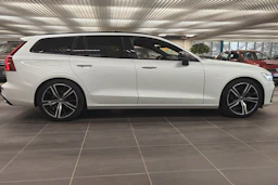 valkoinen Volvo V60 2022 kuva 7.