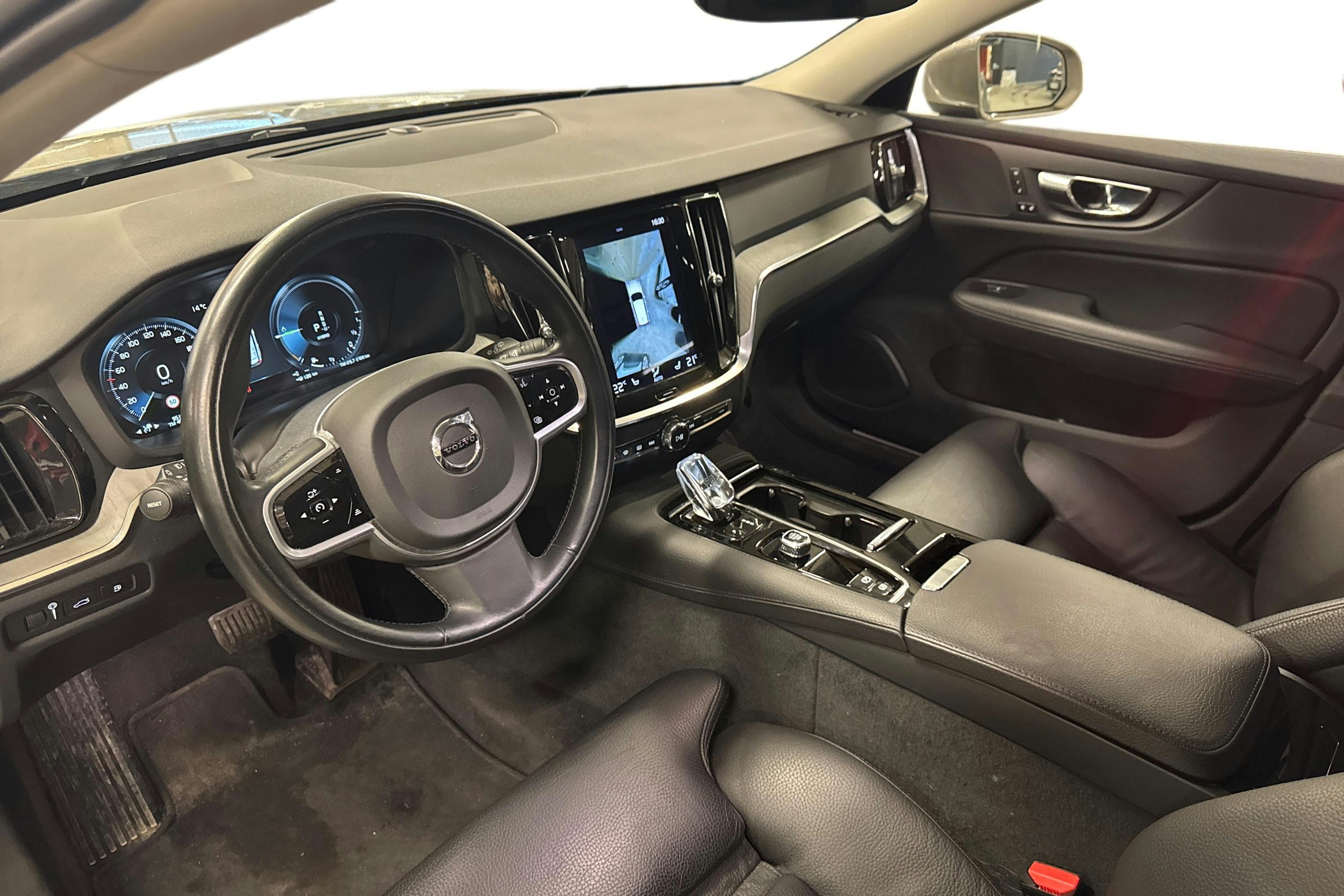 harmaa Volvo V60 2022 kuva 3.