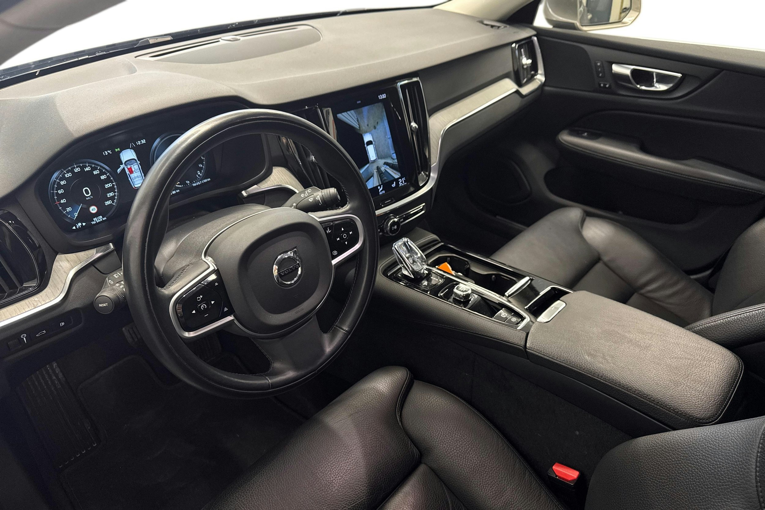 harmaa Volvo V60 2022 kuva 6.