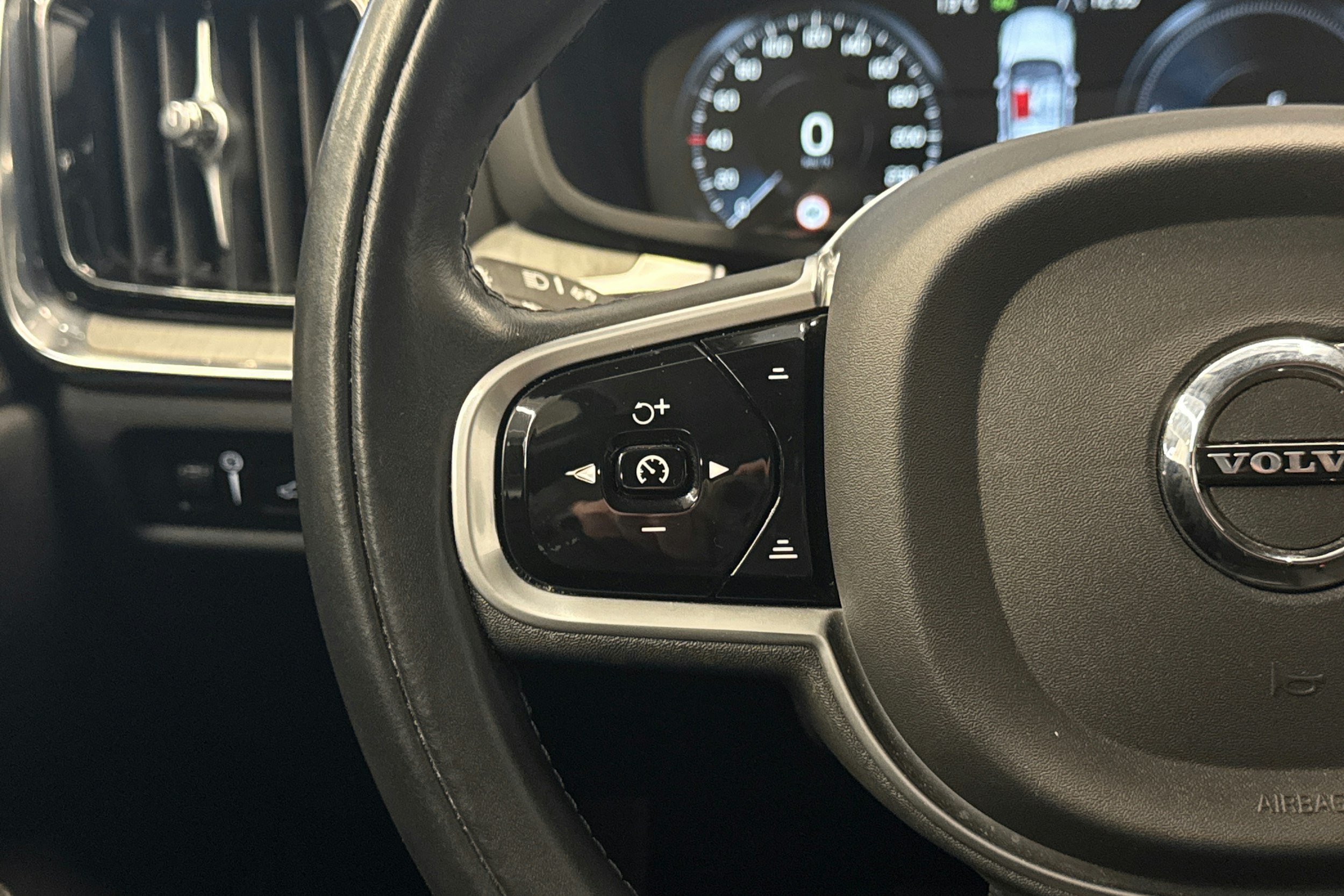 harmaa Volvo V60 2022 kuva 12.