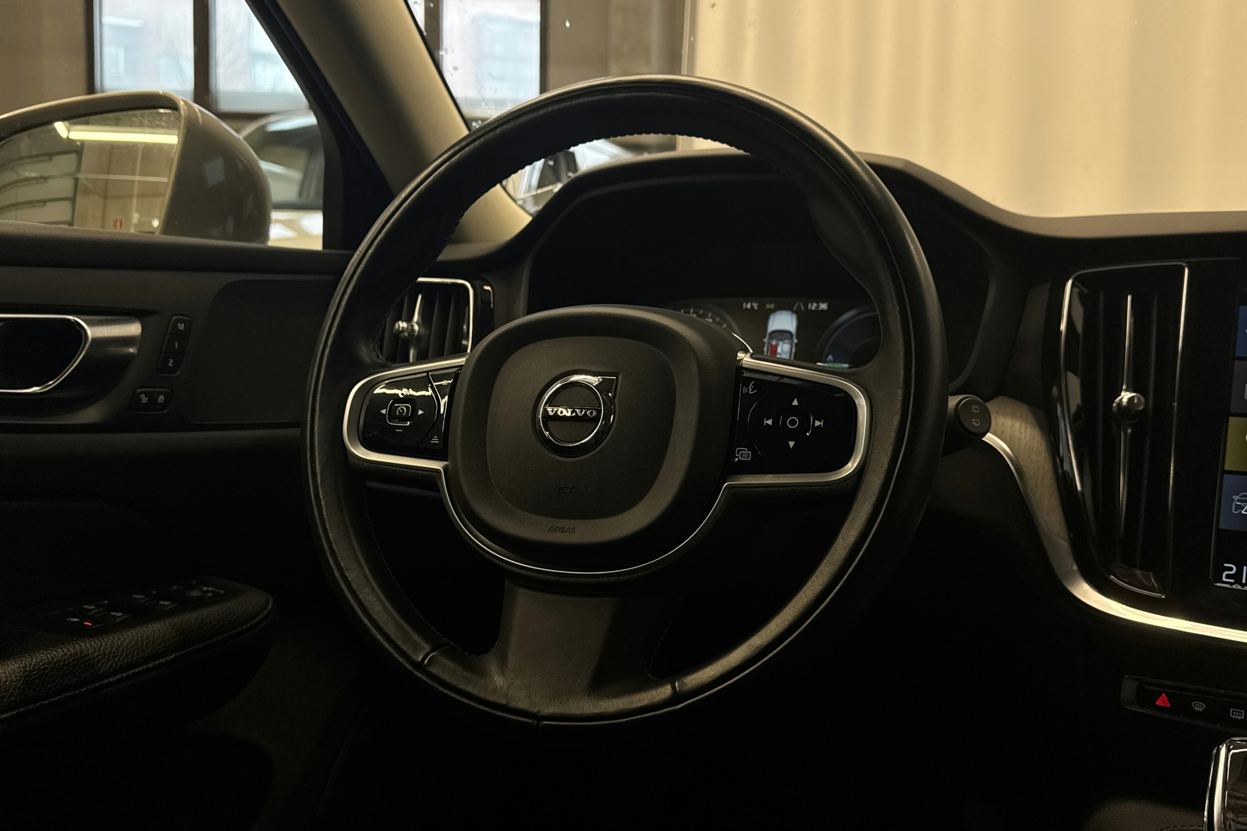 harmaa Volvo V60 2022 kuva 14.