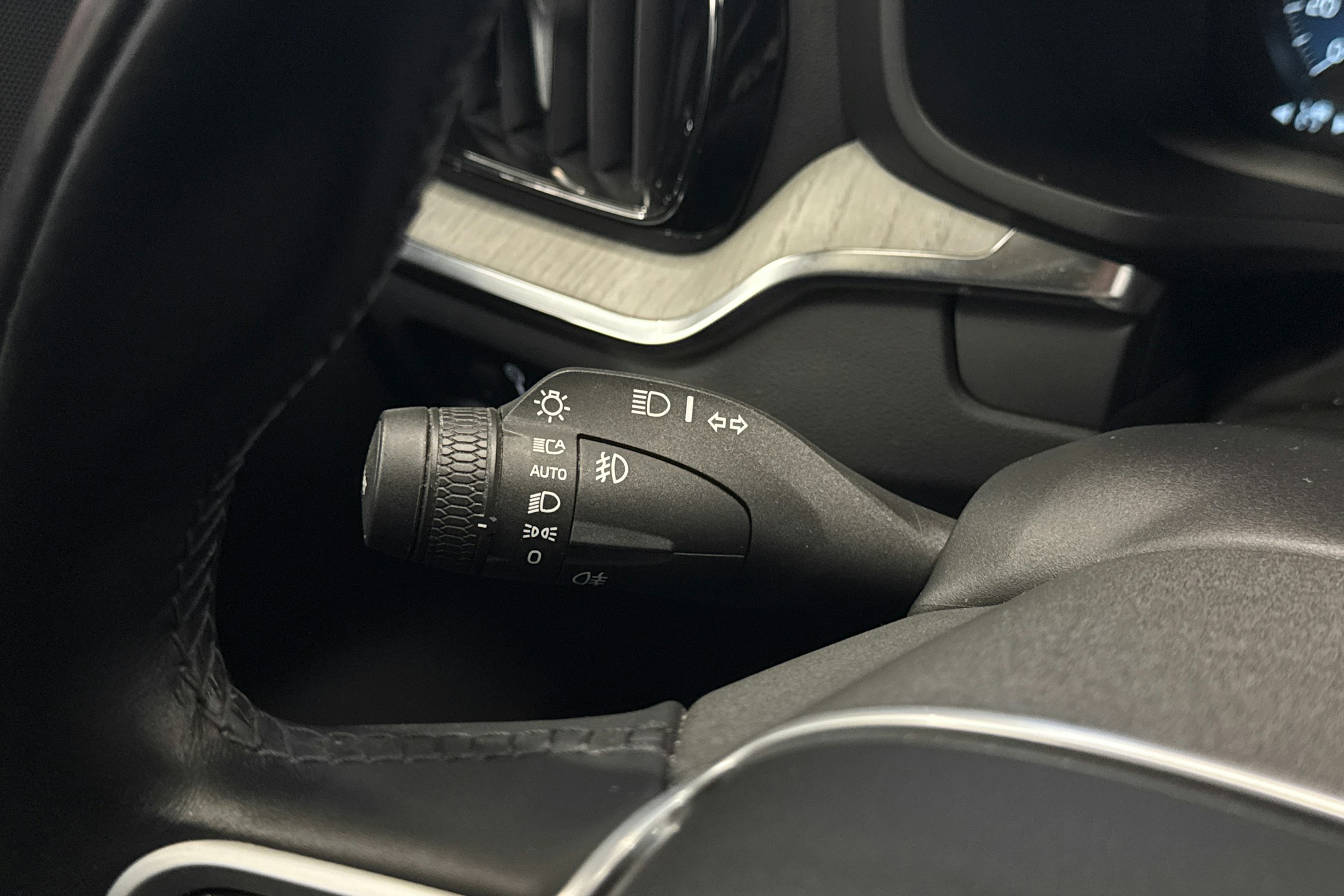 harmaa Volvo V60 2022 kuva 15.