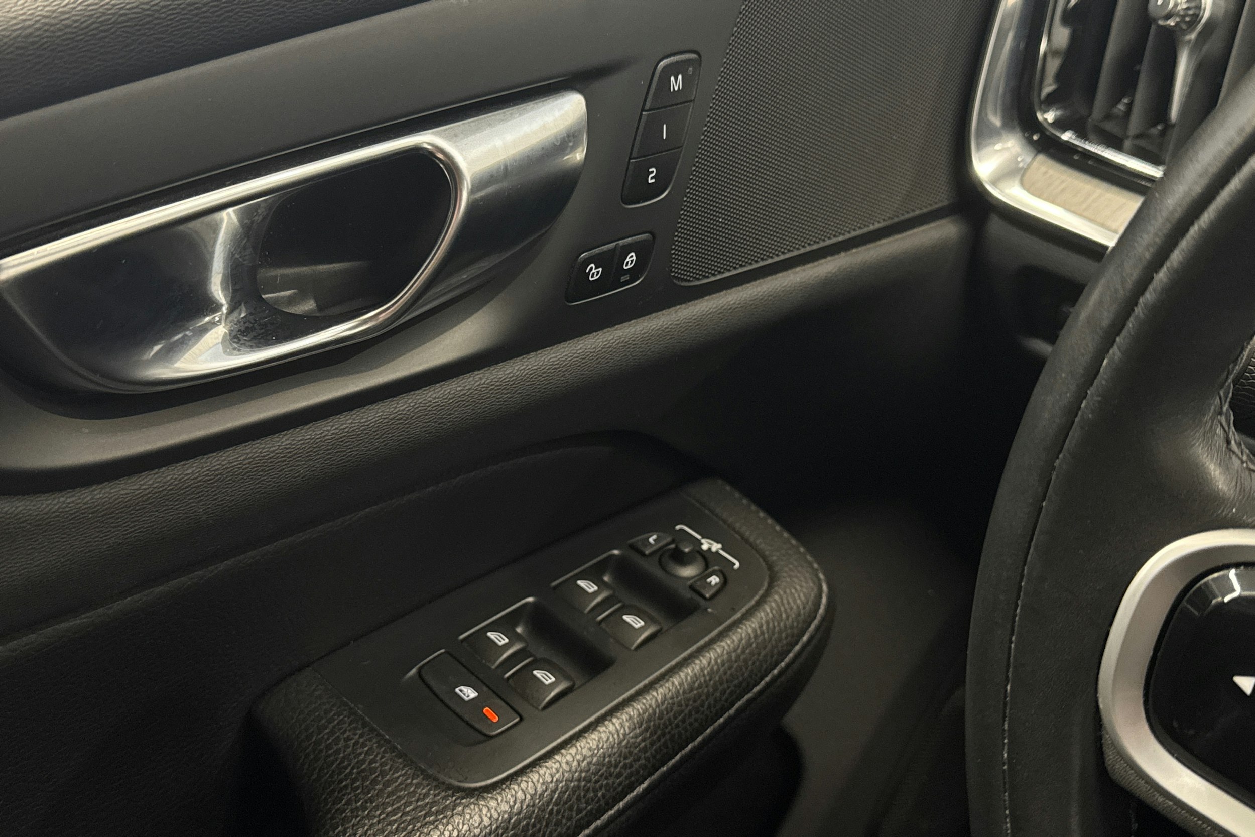 harmaa Volvo V60 2022 kuva 18.