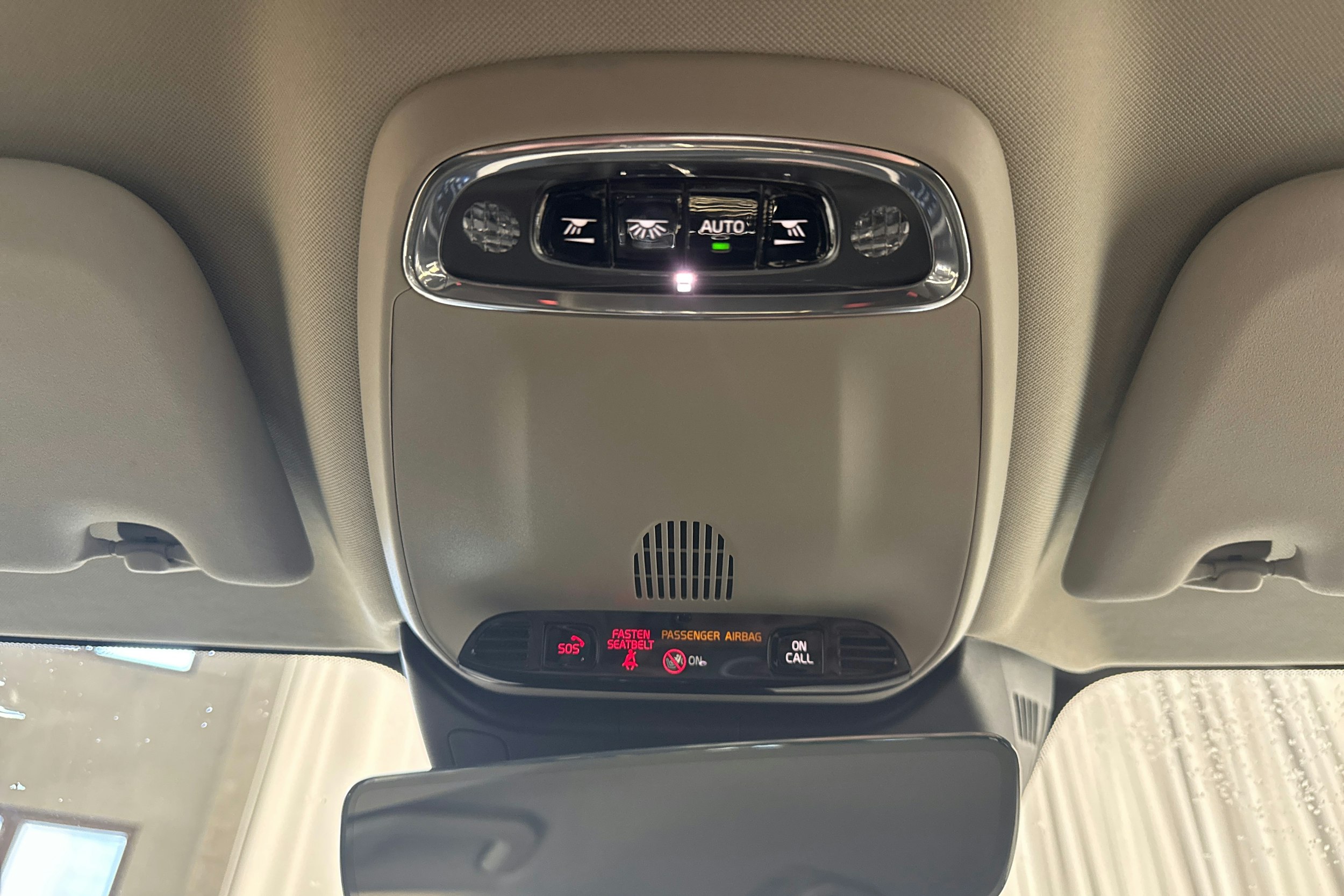 harmaa Volvo V60 2022 kuva 19.