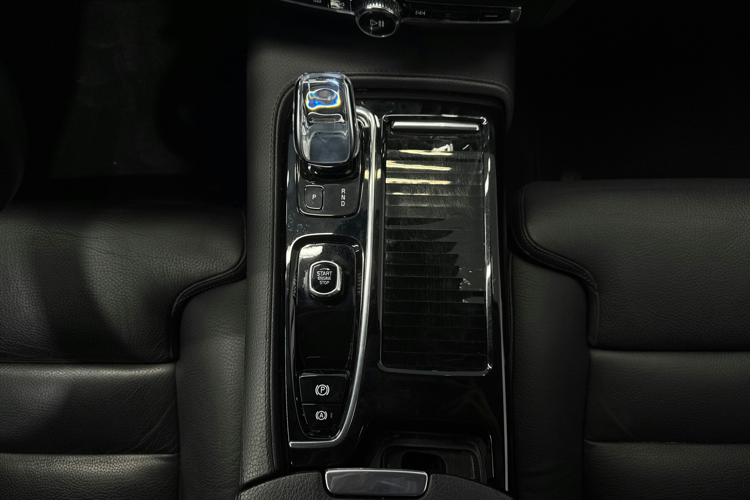 harmaa Volvo V60 2022 kuva 21.