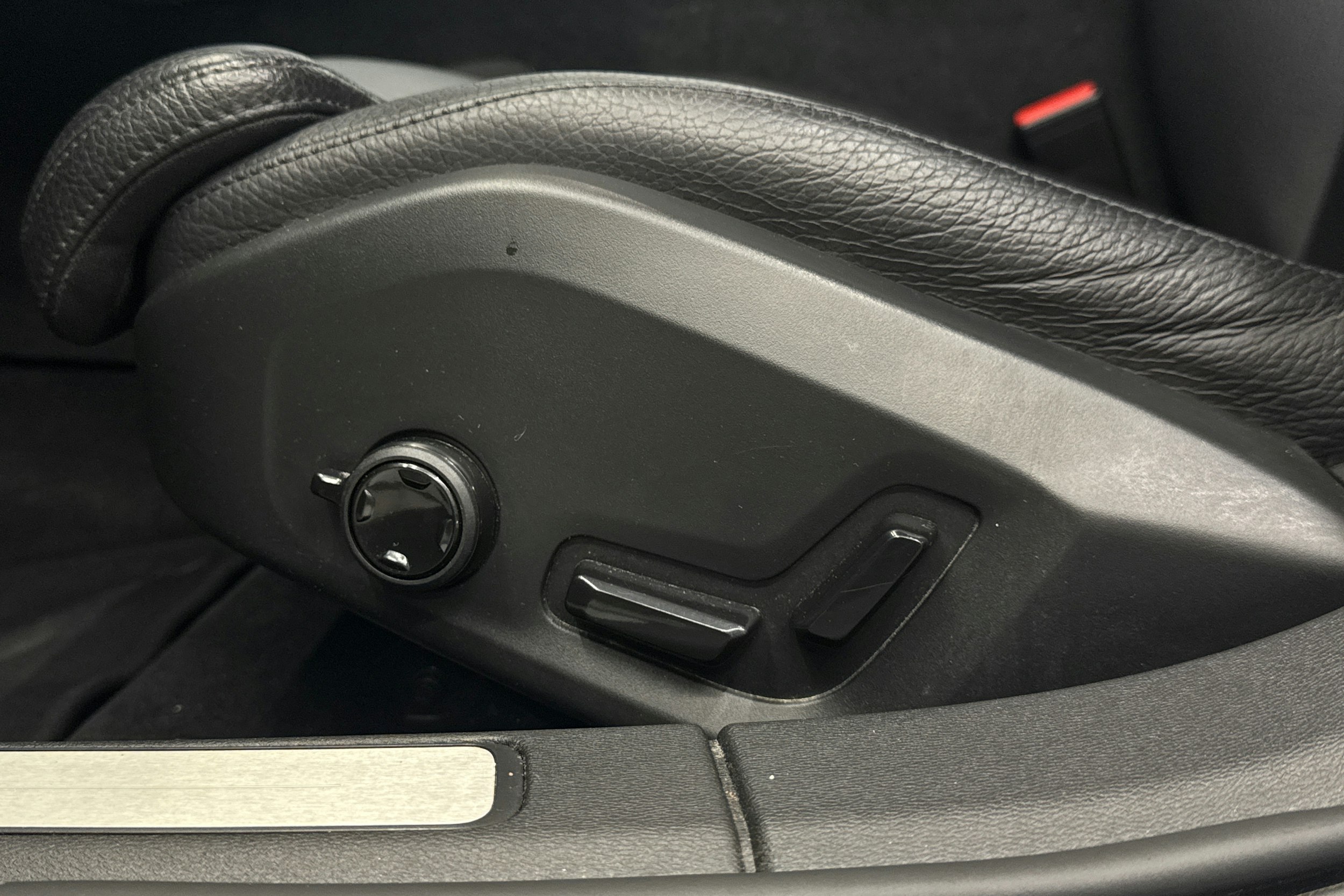 harmaa Volvo V60 2022 kuva 26.